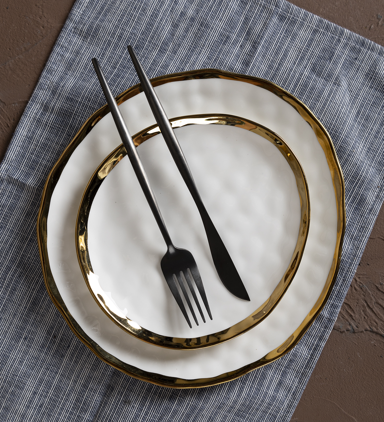 CHANGSHA HAPPY GO Luxury Bone China Dinner and Tea Set with Electroplated Gold Hammer Texture for Upscale Dining Occasions |happygodinnerware.com