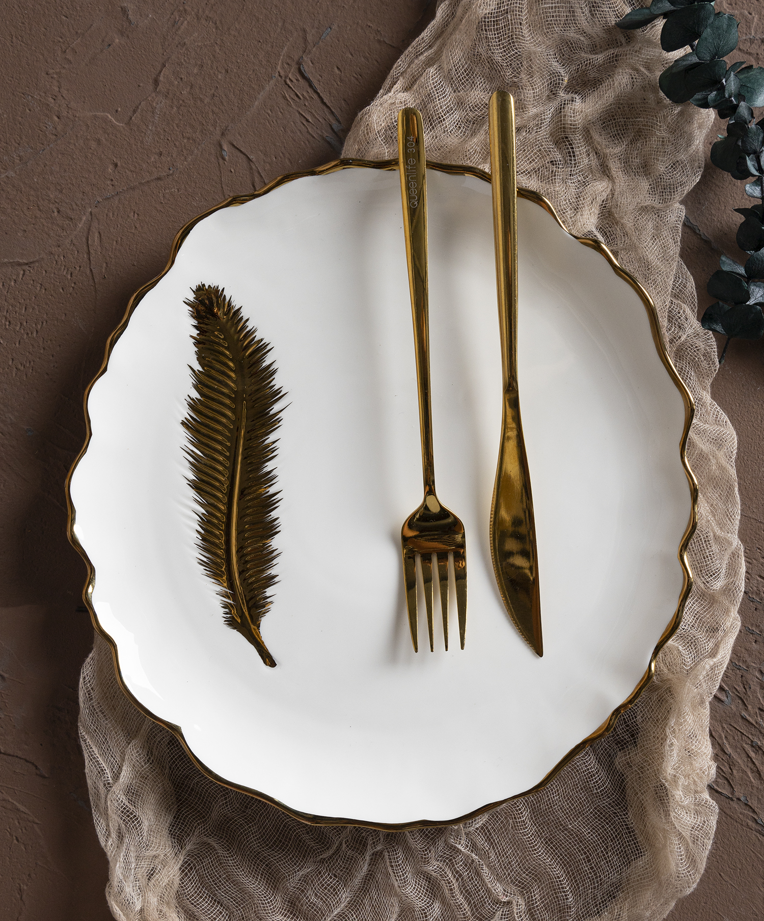 CHANGSHA HAPPY GO Western Style Bone China Dinner Set with Gold Feather Decal and Scalloped Edges for Elegant Occasions |happygodinnerware.com