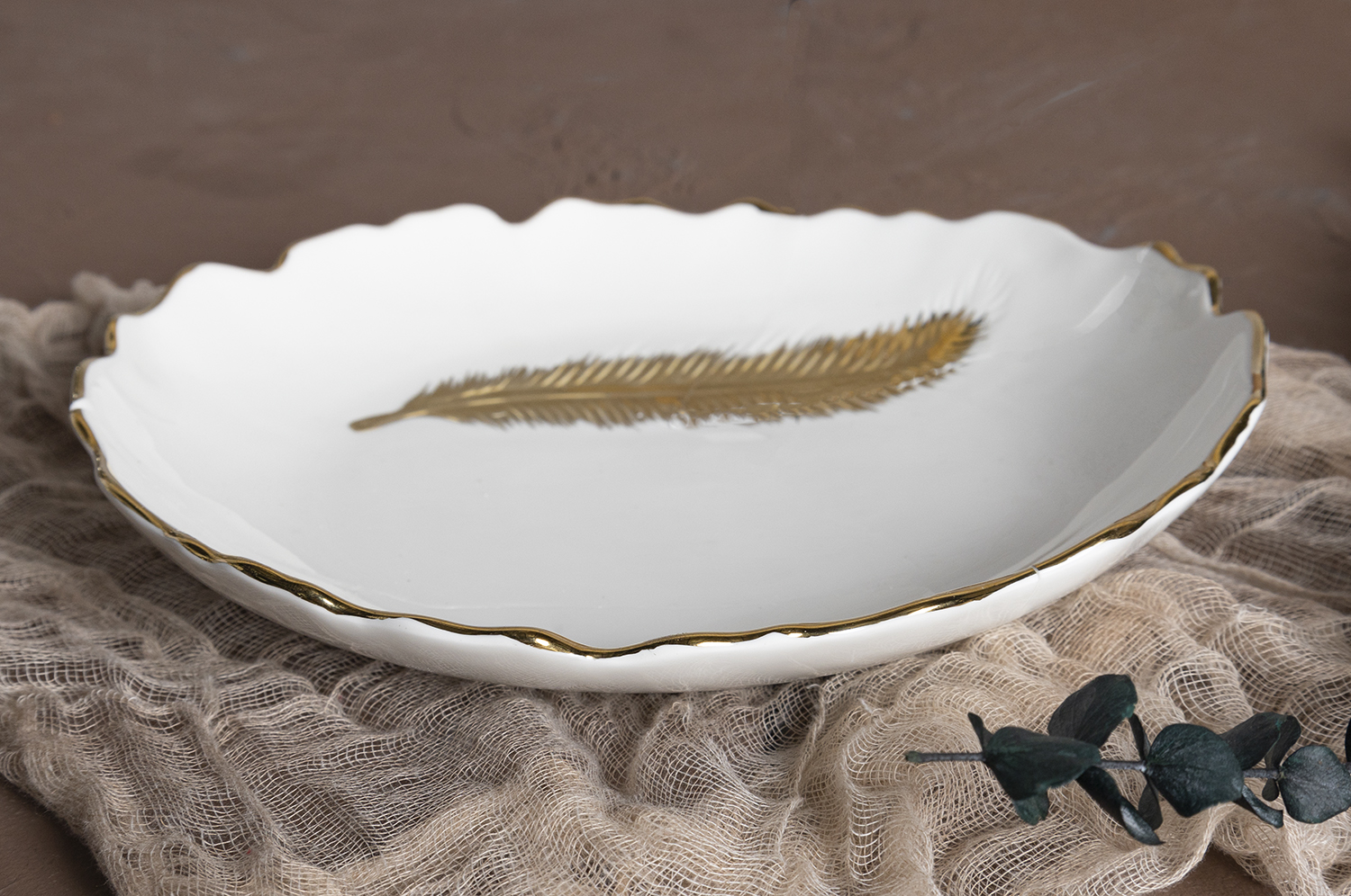CHANGSHA HAPPY GO Western Style Bone China Dinner Set with Gold Feather Decal and Scalloped Edges for Elegant Occasions |happygodinnerware.com