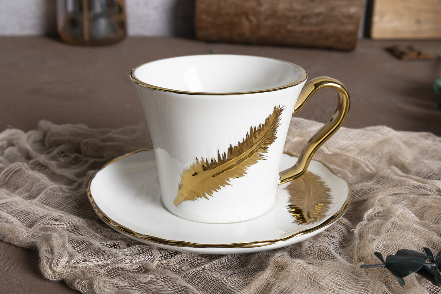 CHANGSHA HAPPY GO Western Style Bone China Dinner Set with Gold Feather Decal and Scalloped Edges for Elegant Occasions |happygodinnerware.com