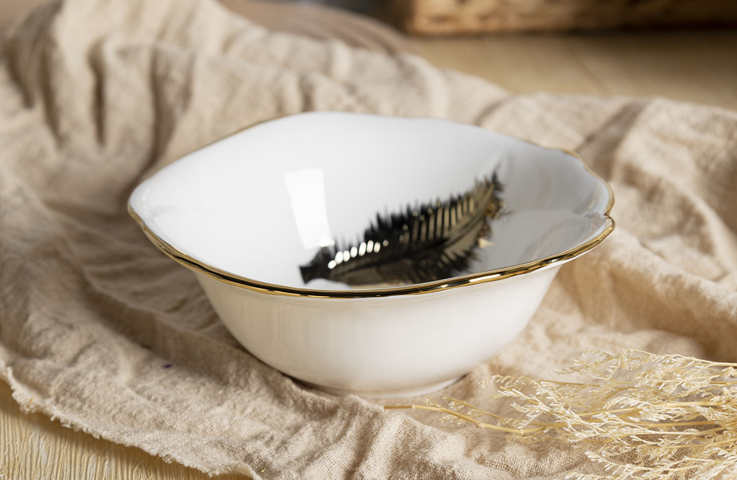 CHANGSHA HAPPY GO Luxury Bone China Dinnerware Set with Electroplated Gold Feather Pattern and Scallop Rim Bowls for Upscale Table Presentation |happygodinnerware.com