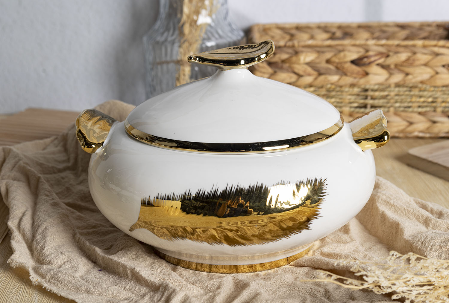 CHANGSHA HAPPY GO Luxury Bone China Dinnerware Set with Electroplated Gold Feather Pattern and Scallop Rim Bowls for Upscale Table Presentation |happygodinnerware.com