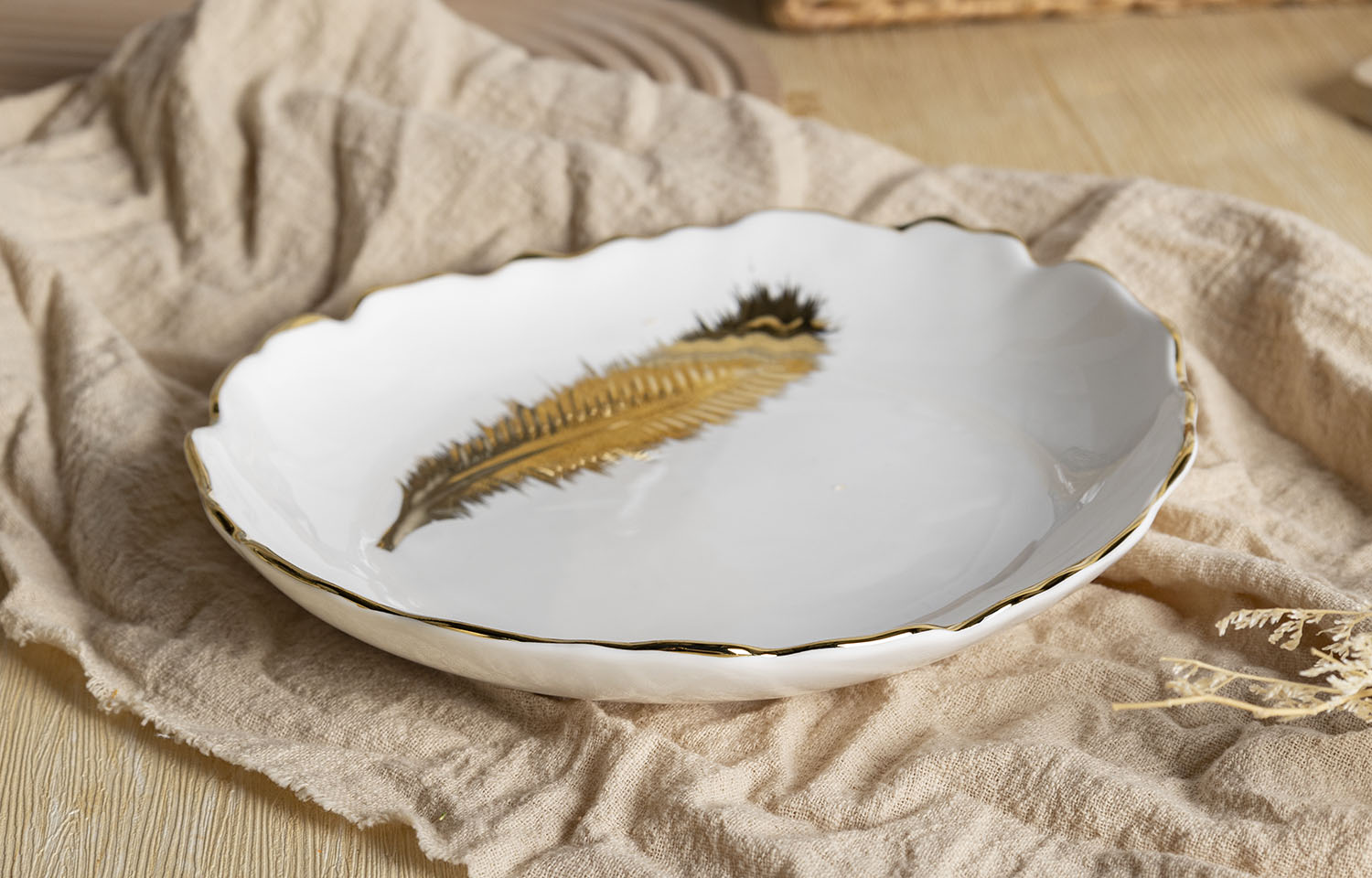 CHANGSHA HAPPY GO Luxury Bone China Dinnerware Set with Electroplated Gold Feather Pattern and Scallop Rim Bowls for Upscale Table Presentation |happygodinnerware.com