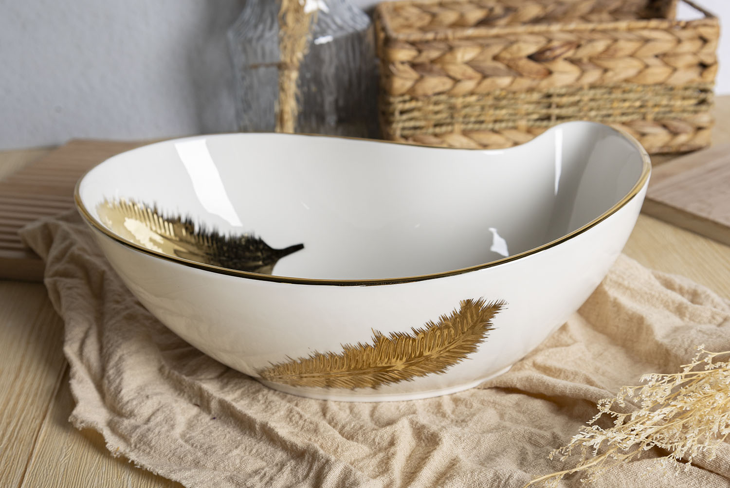 CHANGSHA HAPPY GO Luxury Bone China Dinnerware Set with Electroplated Gold Feather Pattern and Scallop Rim Bowls for Upscale Table Presentation |happygodinnerware.com