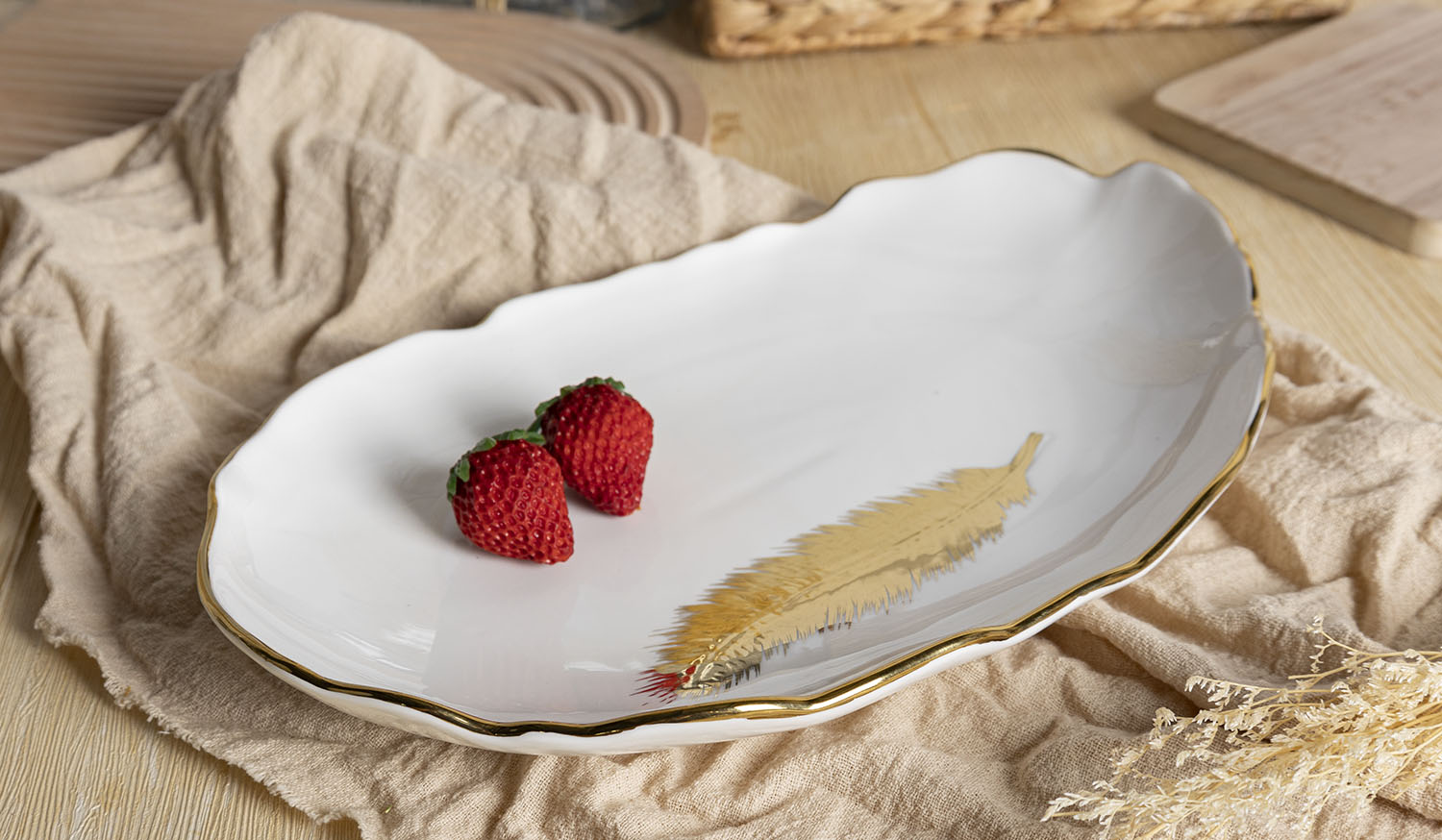 CHANGSHA HAPPY GO Luxury Bone China Dinnerware Set with Electroplated Gold Feather Pattern and Scallop Rim Bowls for Upscale Table Presentation |happygodinnerware.com