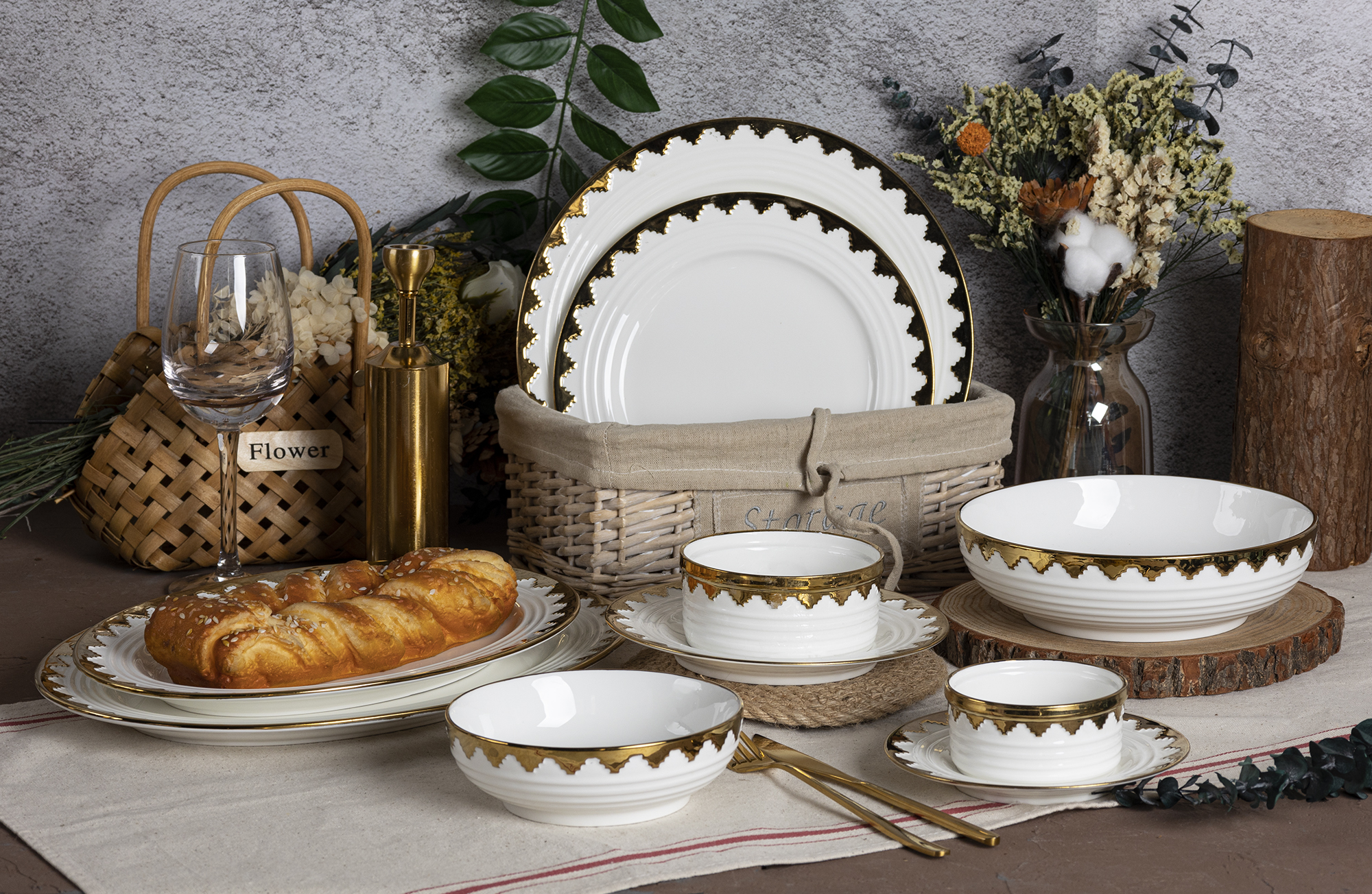 CHANGSHA HAPPY GO Electroplated Gold Crown-Edged Bone China Bowl and Plate Set for Western Fine Dining and Restaurant Use |happygodinnerware.com
