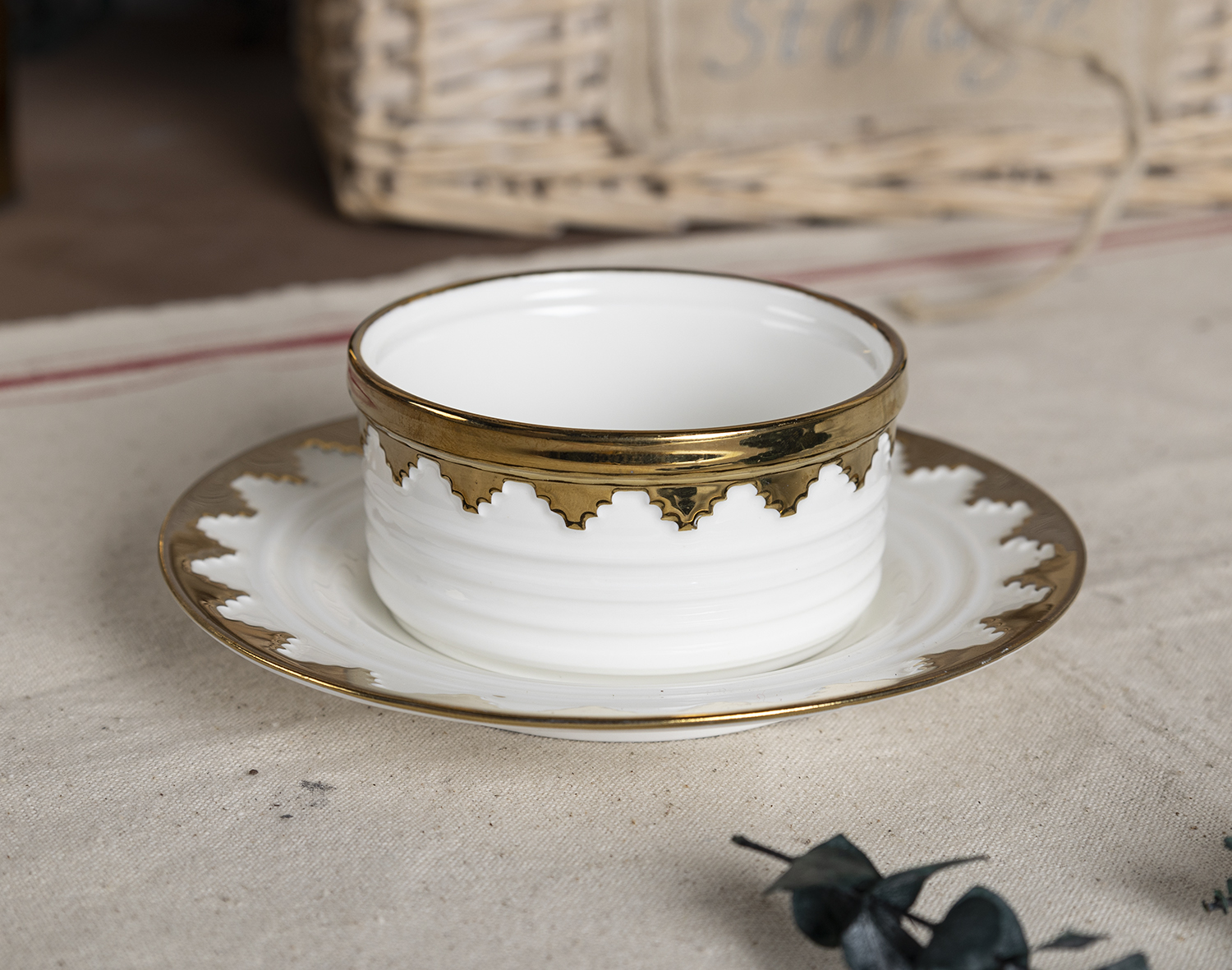 CHANGSHA HAPPY GO Electroplated Gold Crown-Edged Bone China Bowl and Plate Set for Western Fine Dining and Restaurant Use |happygodinnerware.com