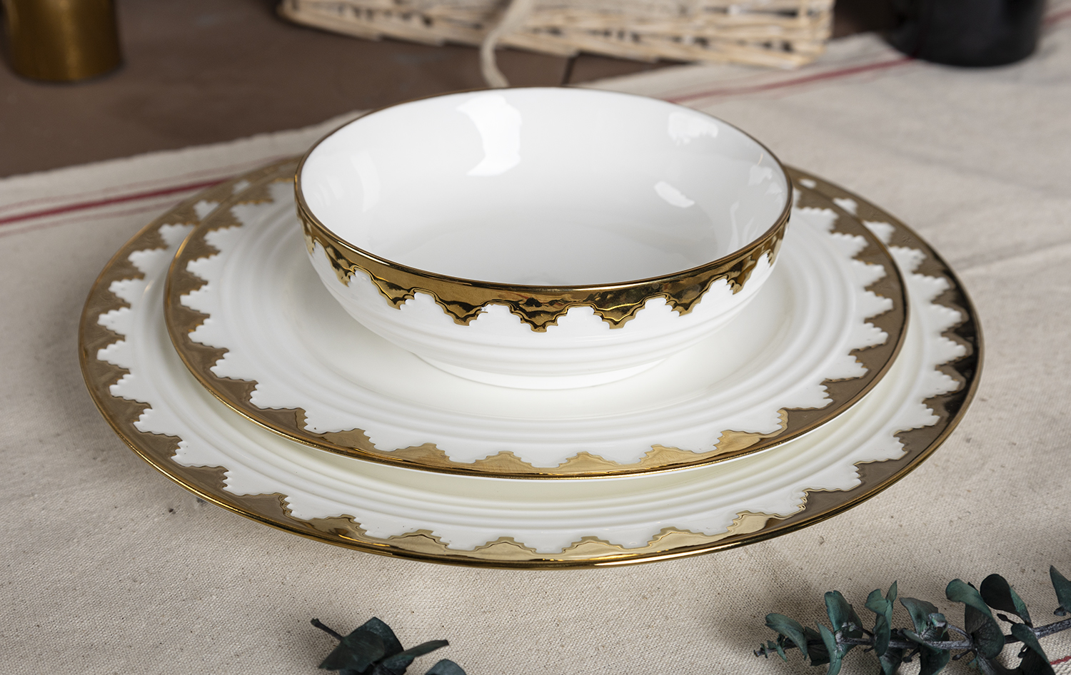 CHANGSHA HAPPY GO Electroplated Gold Crown-Edged Bone China Bowl and Plate Set for Western Fine Dining and Restaurant Use |happygodinnerware.com