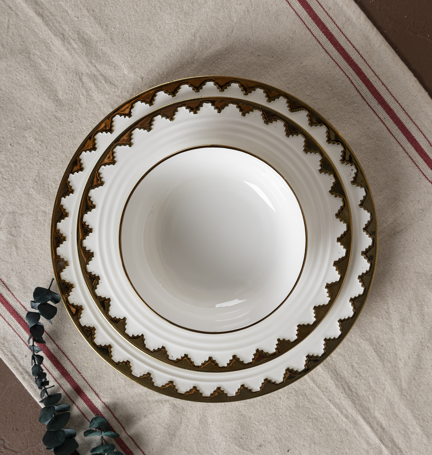 CHANGSHA HAPPY GO Electroplated Gold Crown-Edged Bone China Bowl and Plate Set for Western Fine Dining and Restaurant Use |happygodinnerware.com