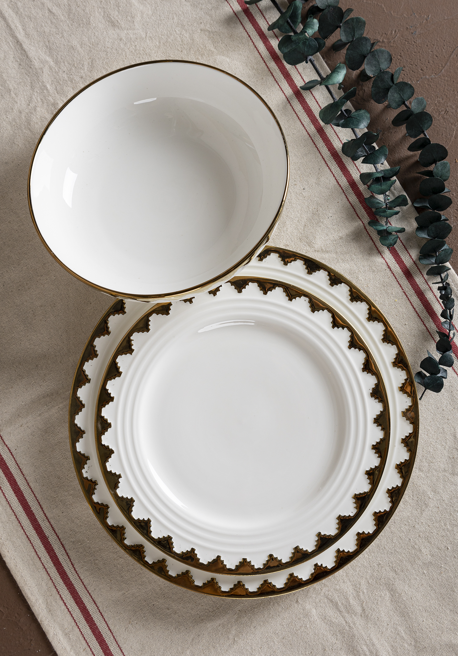 CHANGSHA HAPPY GO Electroplated Gold Crown-Edged Bone China Bowl and Plate Set for Western Fine Dining and Restaurant Use |happygodinnerware.com