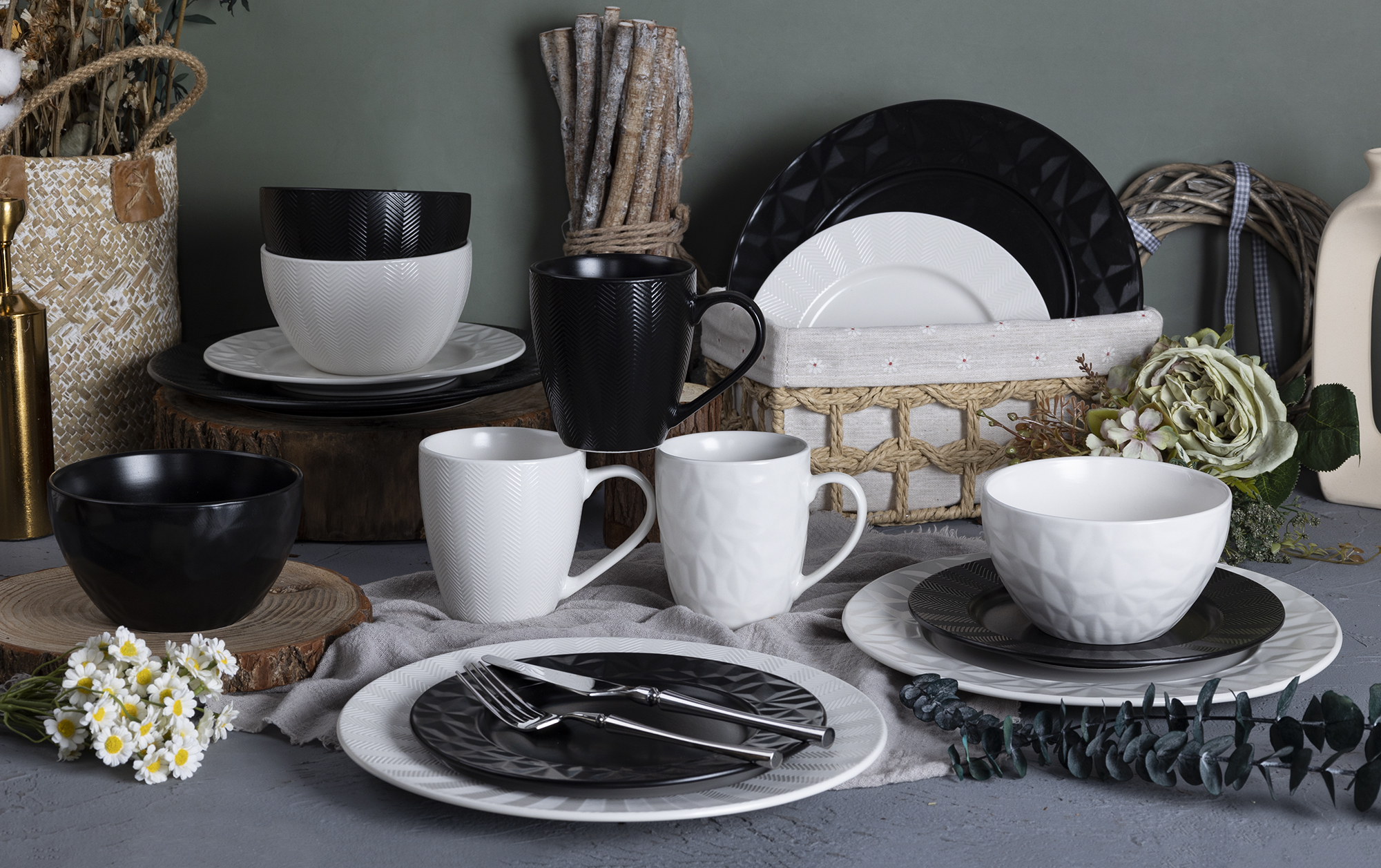 CHANGSHA HAPPY GO Textured Black & White Porcelain Dish Set – Bold Geometric Embossing for Stylish Dining |happygodinnerware.com