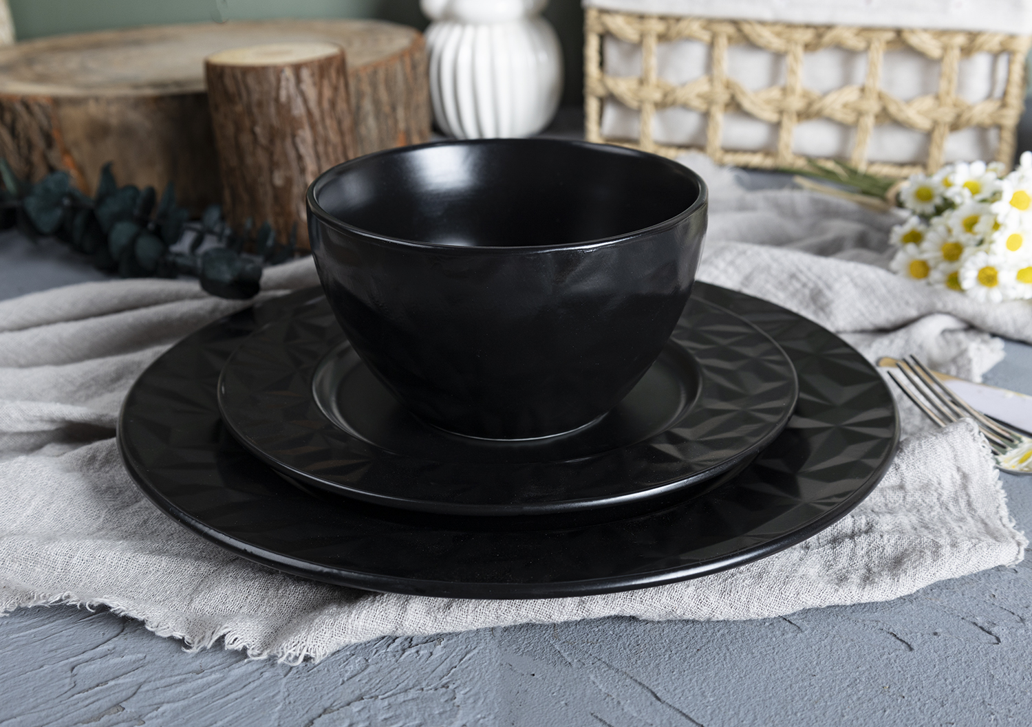 CHANGSHA HAPPY GO Textured Black & White Porcelain Dish Set – Bold Geometric Embossing for Stylish Dining |happygodinnerware.com