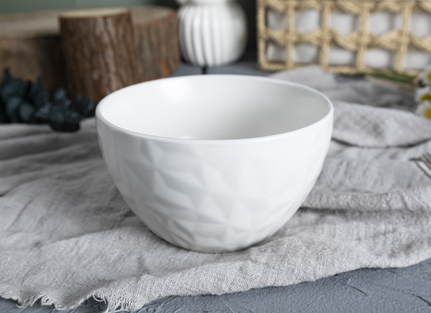 CHANGSHA HAPPY GO Textured Black & White Porcelain Dish Set – Bold Geometric Embossing for Stylish Dining |happygodinnerware.com