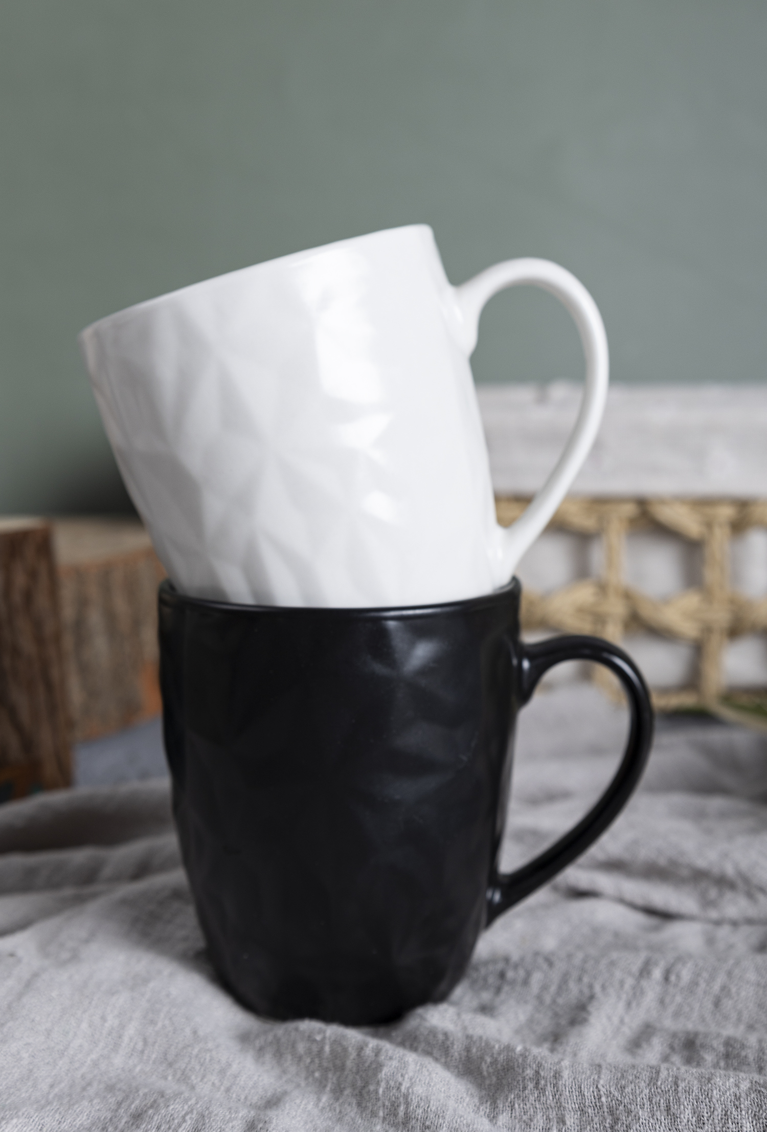 CHANGSHA HAPPY GO Textured Black & White Porcelain Dish Set – Bold Geometric Embossing for Stylish Dining |happygodinnerware.com