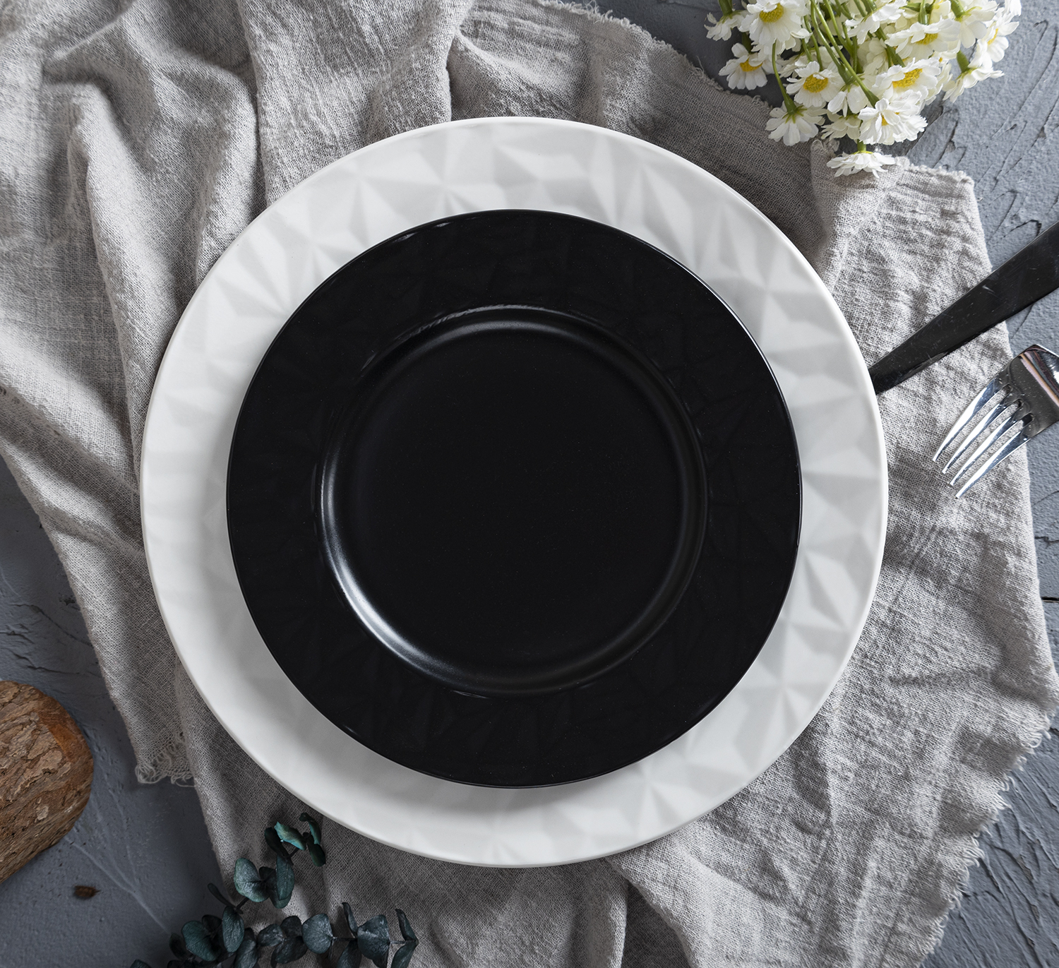 CHANGSHA HAPPY GO Textured Black & White Porcelain Dish Set – Bold Geometric Embossing for Stylish Dining |happygodinnerware.com