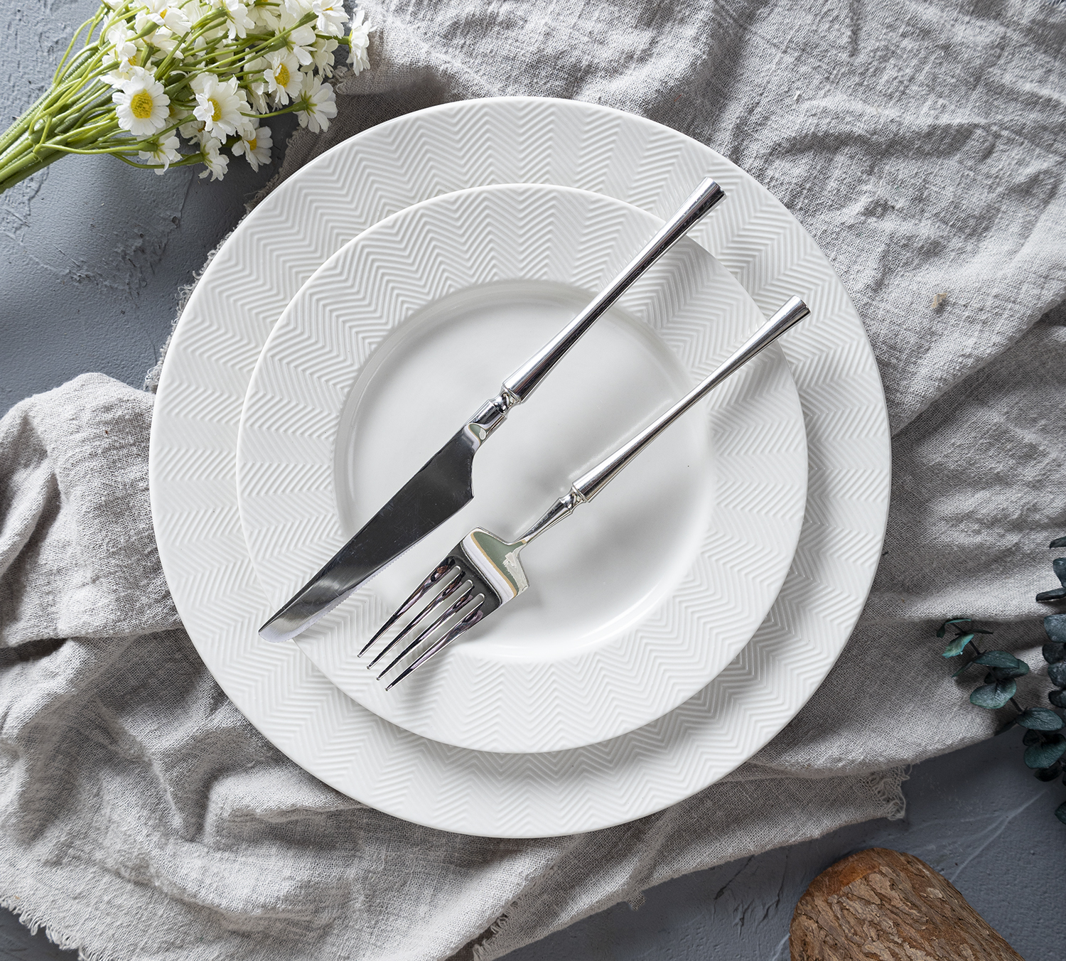 CHANGSHA HAPPY GO Textured Black & White Porcelain Dish Set – Bold Geometric Embossing for Stylish Dining |happygodinnerware.com