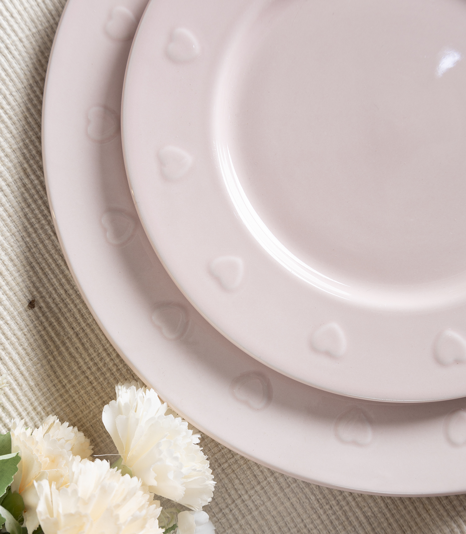 CHANGSHA HAPPY GO  Romantic Embossed Heart White Porcelain Dinner Set in Blush Pink with Glossy Glaze Finish  |happygodinnerware.com