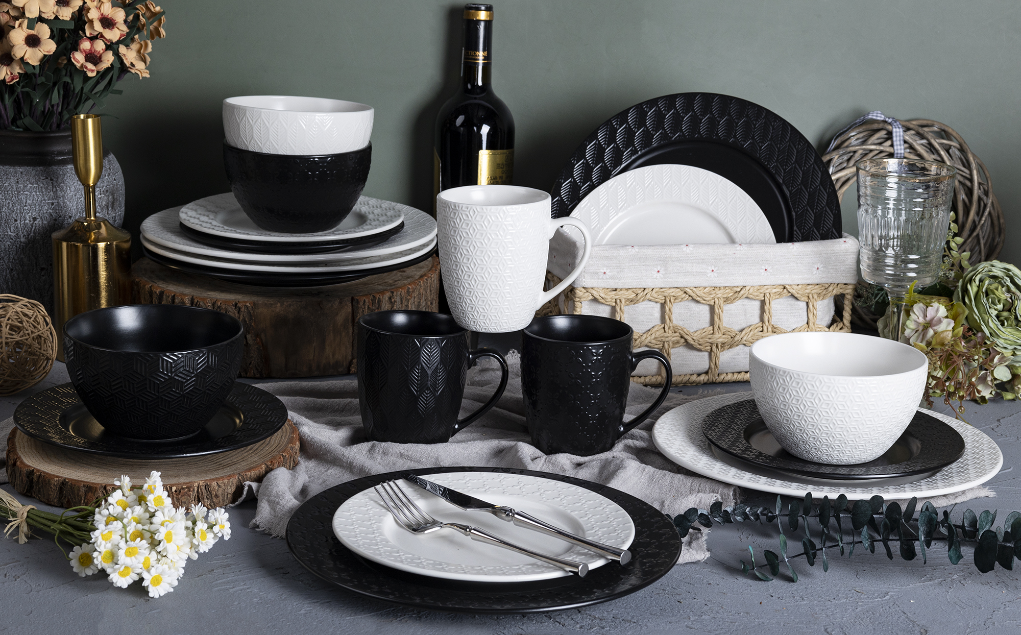 CHANGSHA HAPPY GO Modern Geometric Embossed Porcelain Dinnerware Set – Black and White Contrast Tableware with Textured Patterns |happygodinnerware.com