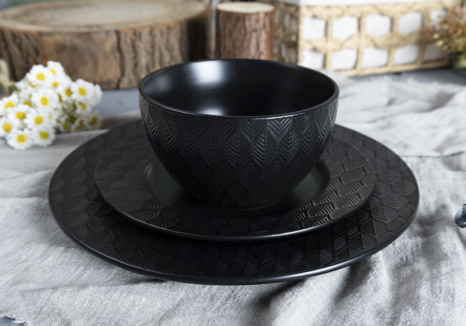 CHANGSHA HAPPY GO Modern Geometric Embossed Porcelain Dinnerware Set – Black and White Contrast Tableware with Textured Patterns |happygodinnerware.com