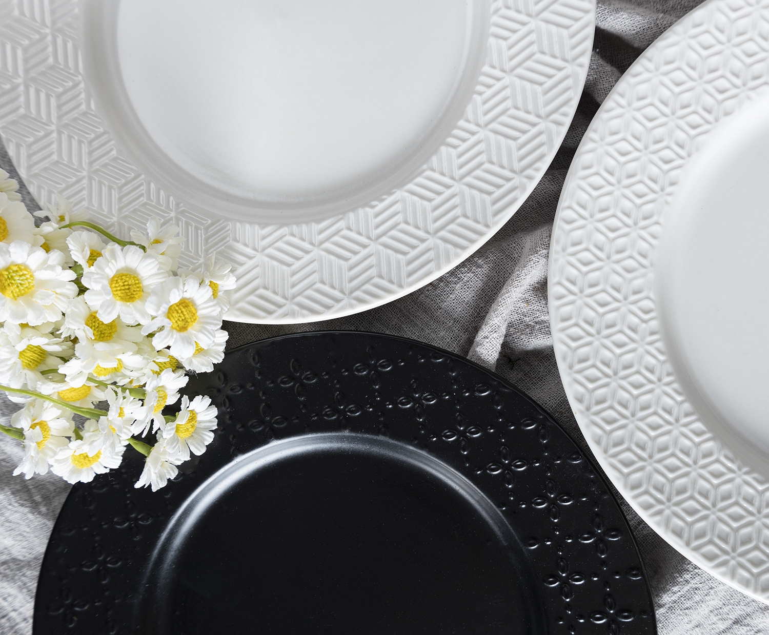 CHANGSHA HAPPY GO Modern Geometric Embossed Porcelain Dinnerware Set – Black and White Contrast Tableware with Textured Patterns |happygodinnerware.com
