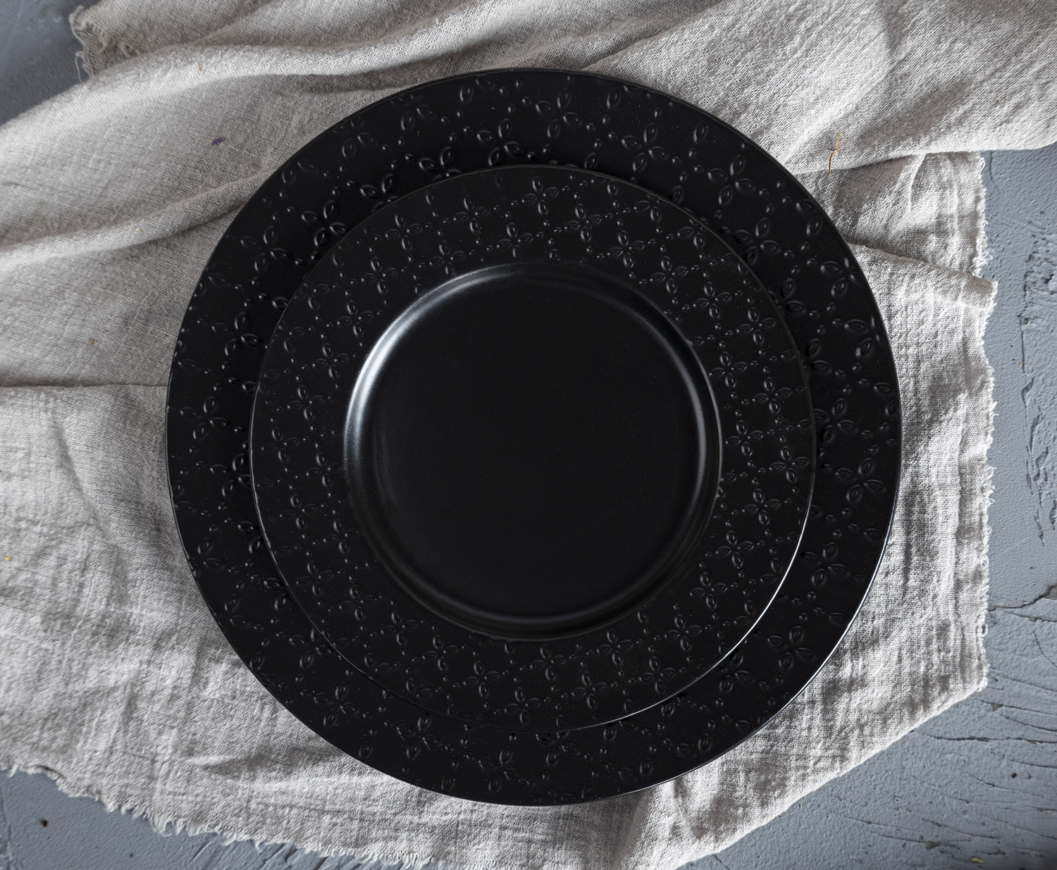 CHANGSHA HAPPY GO Modern Geometric Embossed Porcelain Dinnerware Set – Black and White Contrast Tableware with Textured Patterns |happygodinnerware.com
