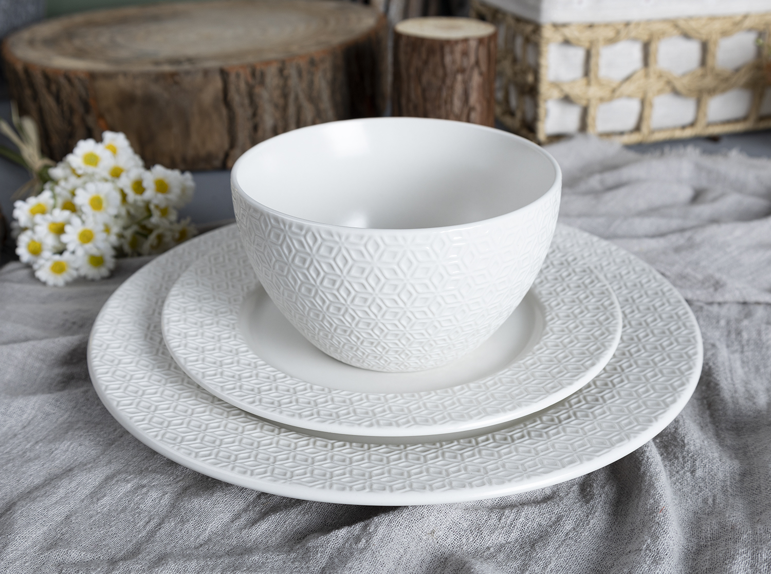 CHANGSHA HAPPY GO Modern Geometric Embossed Porcelain Dinnerware Set – Black and White Contrast Tableware with Textured Patterns |happygodinnerware.com
