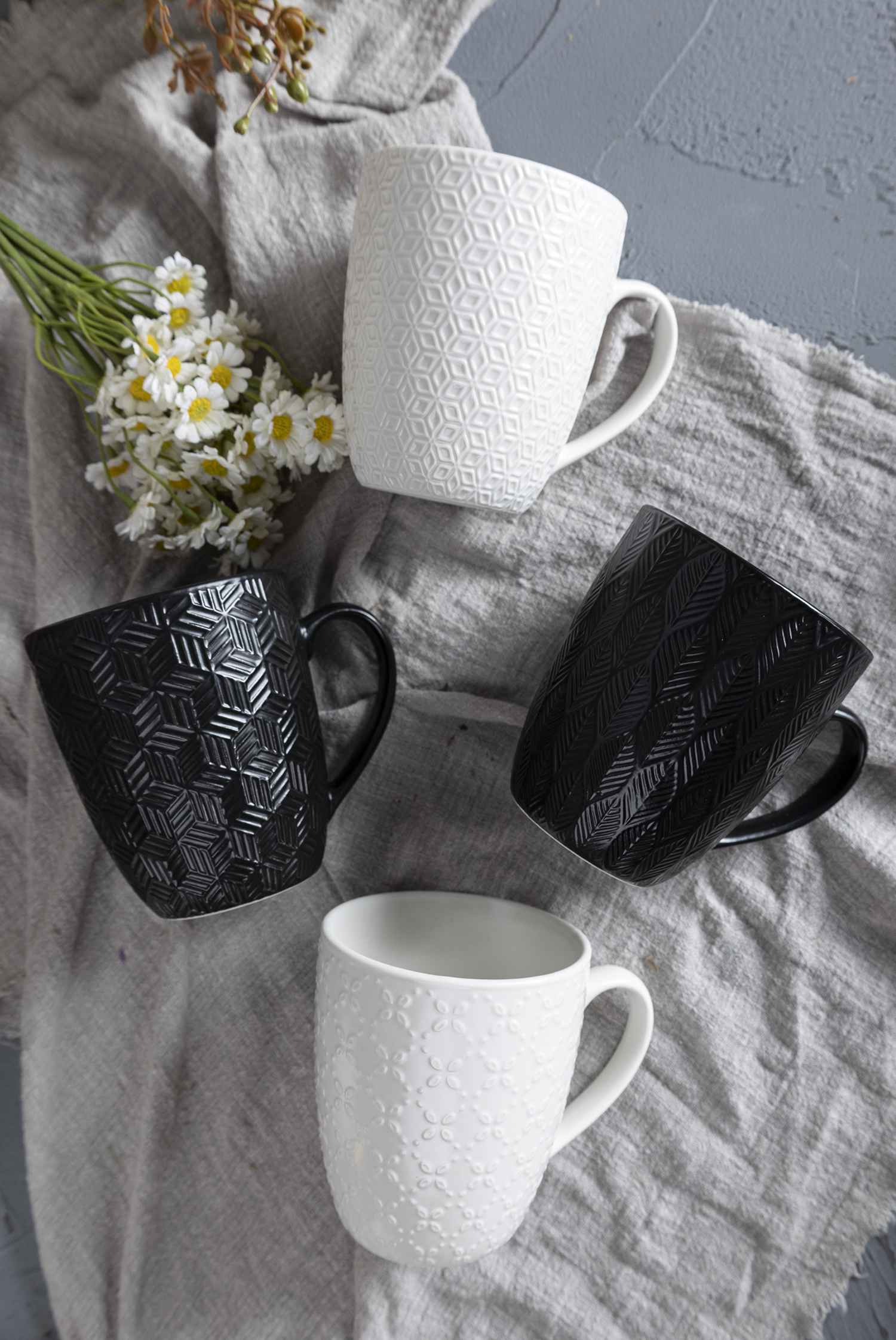 CHANGSHA HAPPY GO Modern Geometric Embossed Porcelain Dinnerware Set – Black and White Contrast Tableware with Textured Patterns |happygodinnerware.com