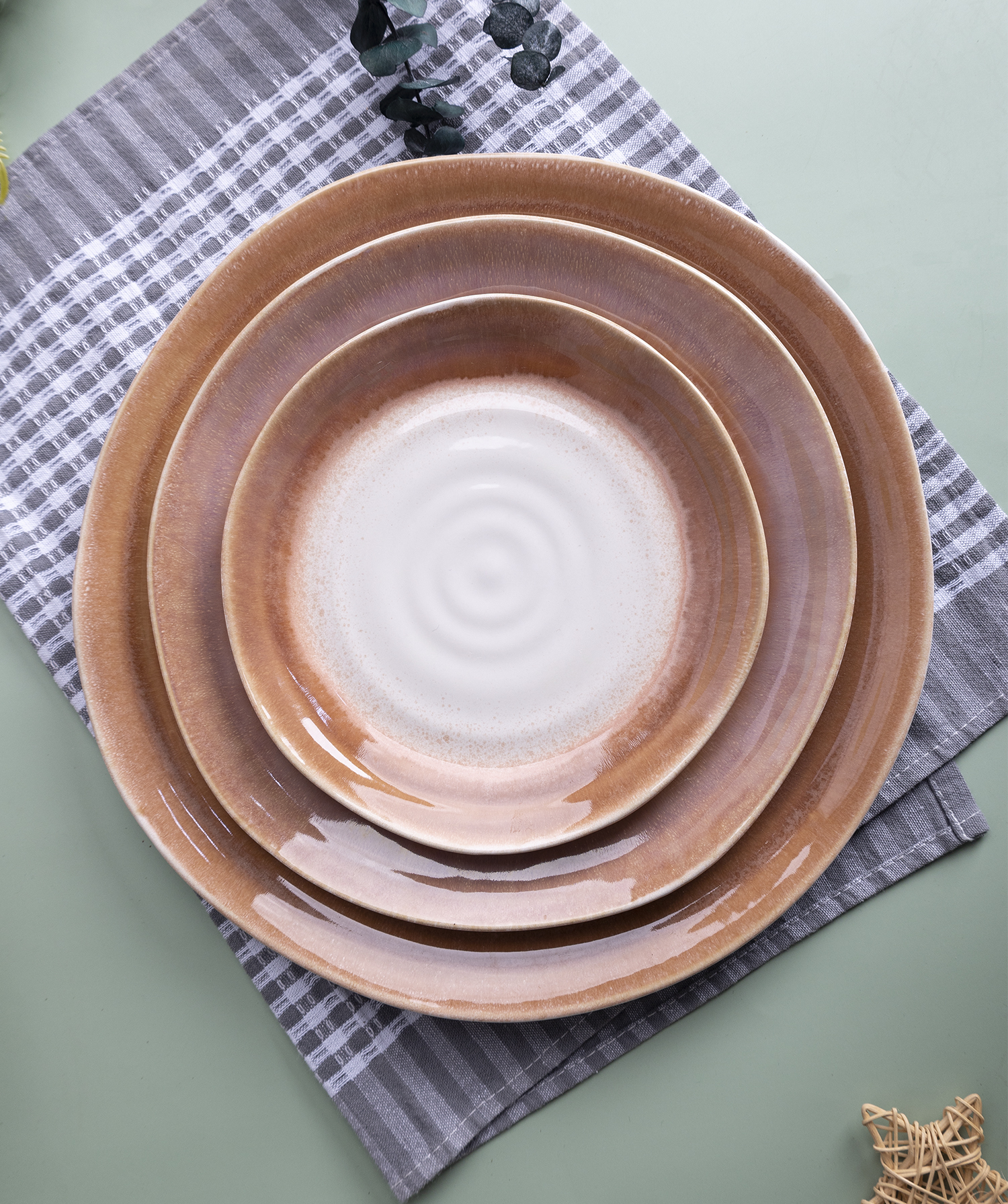 CHANGSHA HAPPY GO  Reactive Glaze Stoneware Dinner Set in Sunset Pink with a Natural Gradient and Circular Brush Pattern |Dopamine Series Ceramics  |happygodinnerware.com