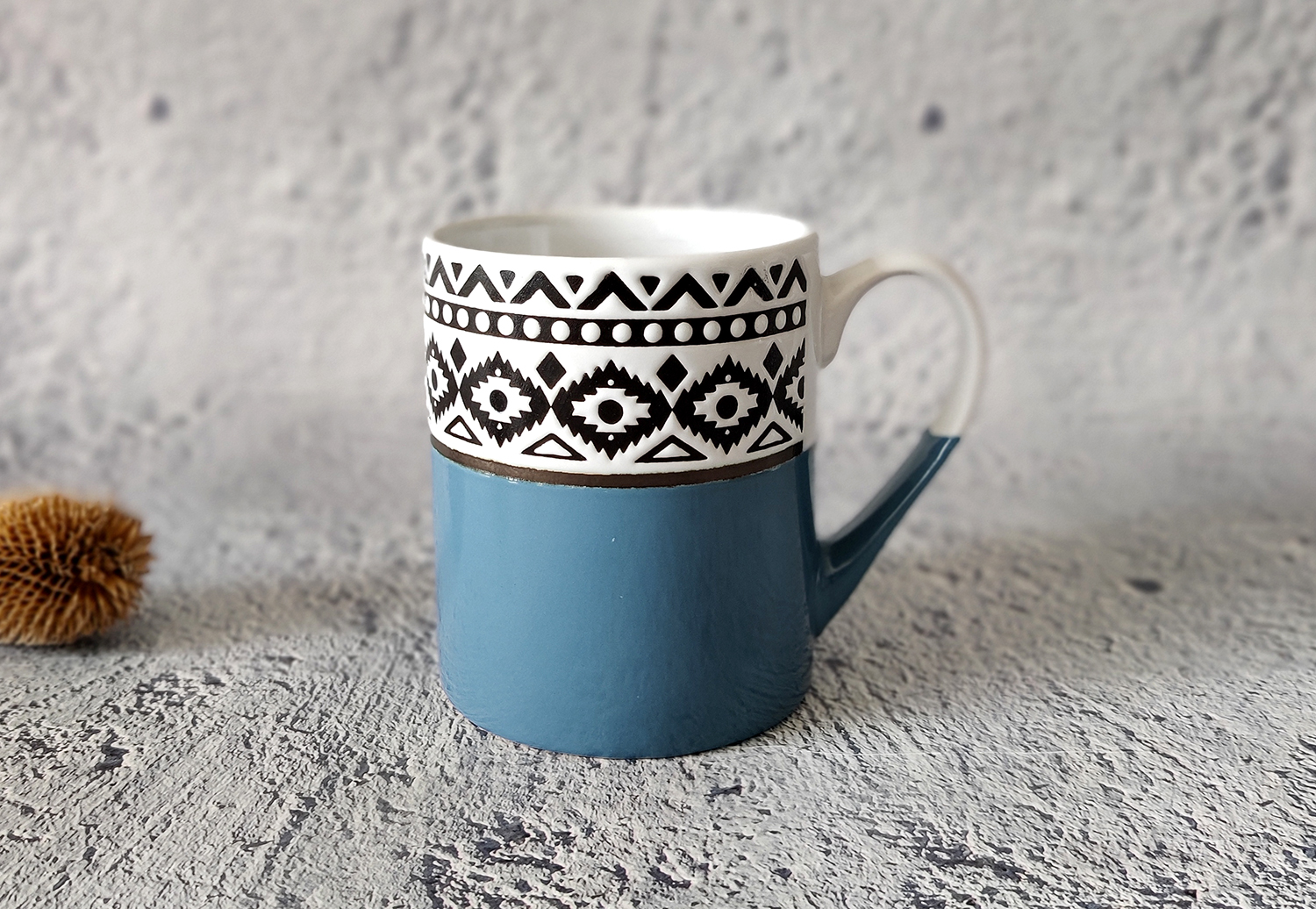 CHANGSHA HAPPY GO Two-Tone Stoneware Mug Collection with Under-Glaze Silkscreen Tribal Patterns and Half-Dip Color Design |Dopamine Series Ceramics|happygodinnerware.com