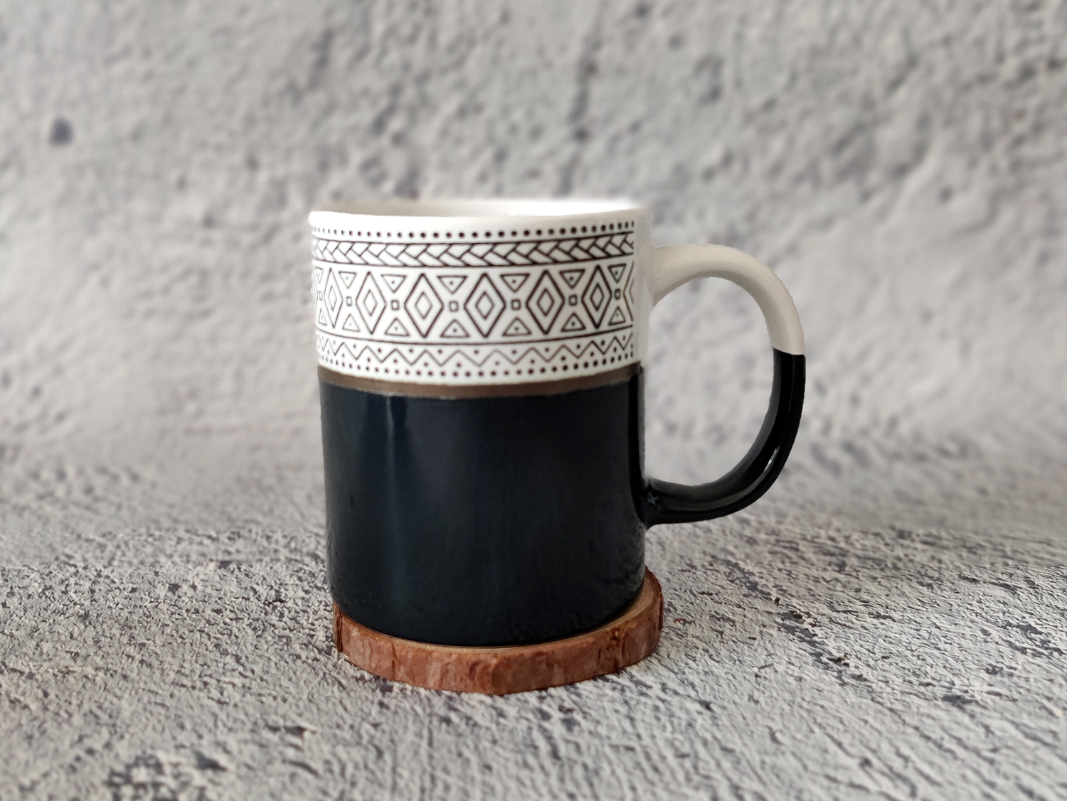 CHANGSHA HAPPY GO Two-Tone Stoneware Mug Collection with Under-Glaze Silkscreen Tribal Patterns and Half-Dip Color Design |Dopamine Series Ceramics|happygodinnerware.com