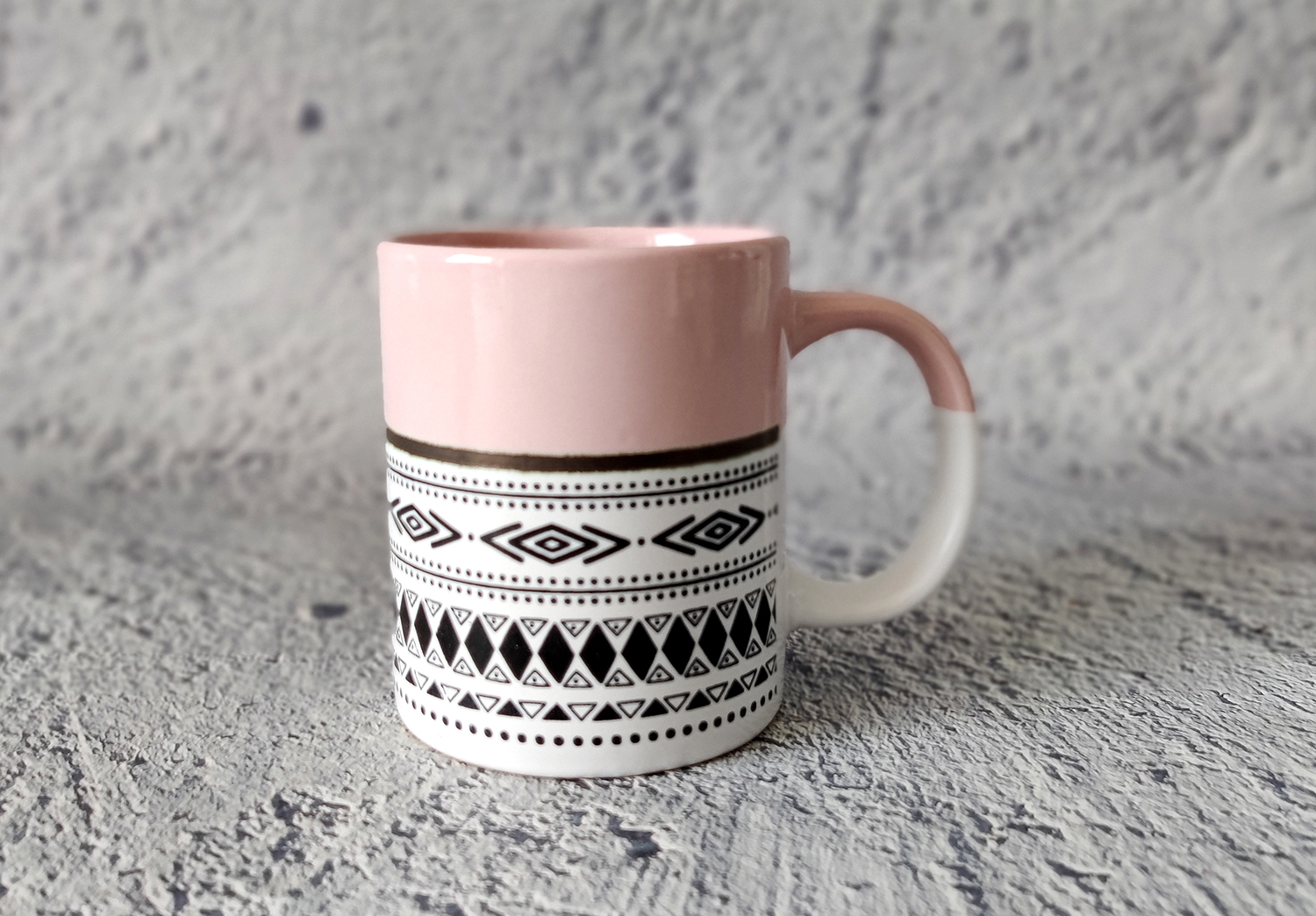 CHANGSHA HAPPY GO Two-Tone Stoneware Mug Collection with Under-Glaze Silkscreen Tribal Patterns and Half-Dip Color Design |Dopamine Series Ceramics|happygodinnerware.com