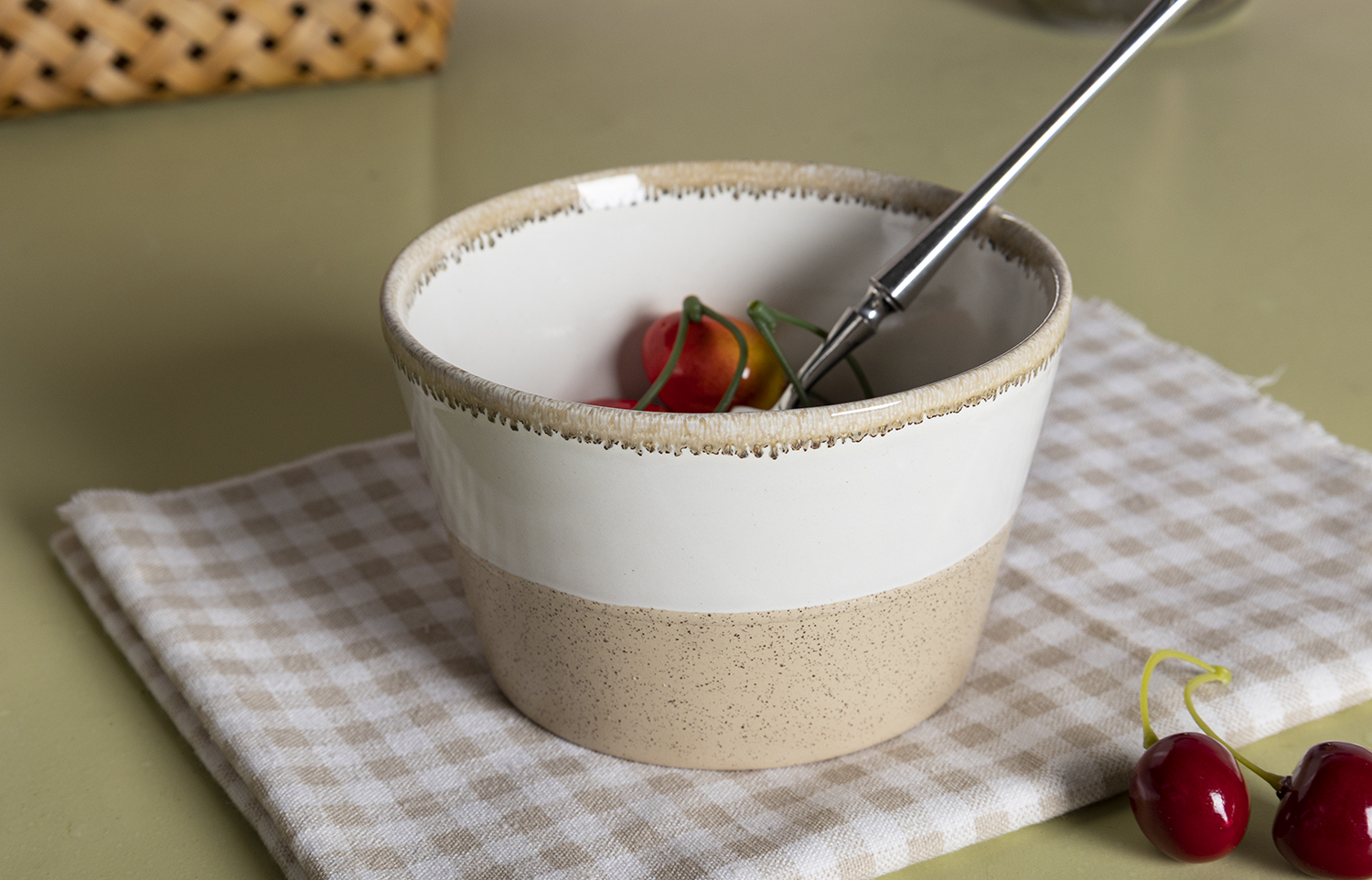 CHANGSHA HAPPY GO Macaron Color Stoneware Mug Set with Bamboo Lid & Metal Rack | Two-Tone Nordic Minimalist Cups | Sand-Glazed Finish for Home & Gift|happygodinnerware.com