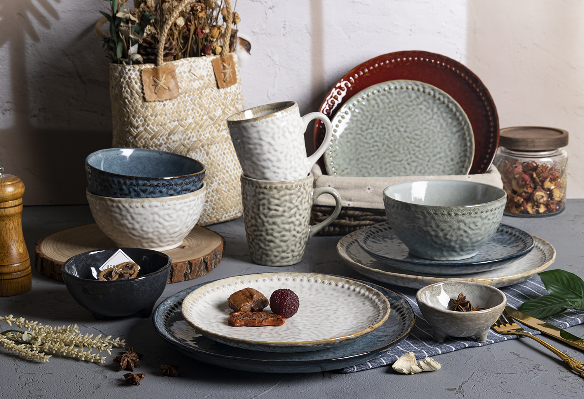 CHANGSHA HAPPY GO Hammered Reactive Glaze Stoneware Dinnerware Set | Rustic Textured Ceramic Plates, Bowls & Mugs for Home, Café & Gift|happygodinnerware.com