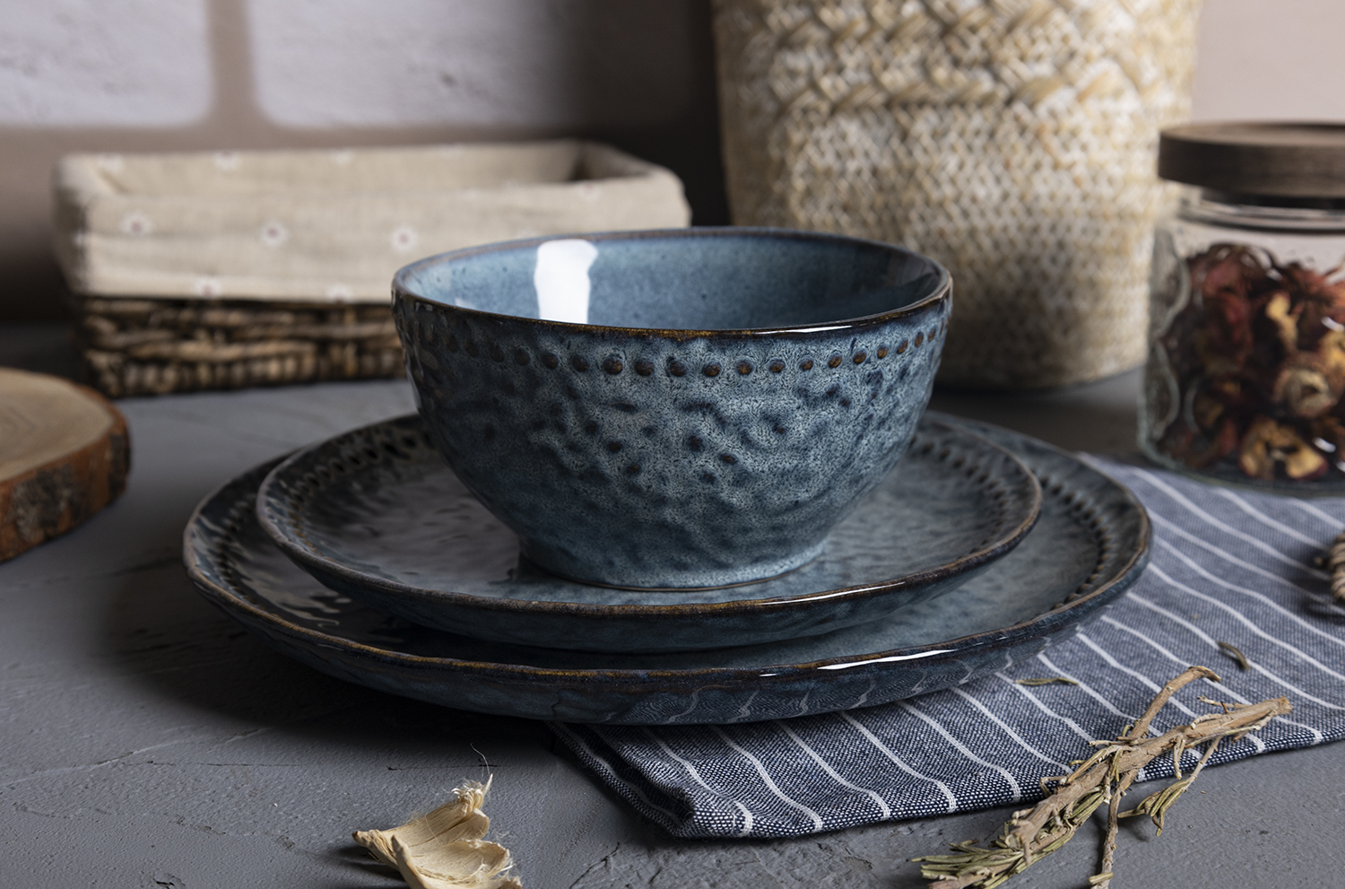CHANGSHA HAPPY GO Hammered Reactive Glaze Stoneware Dinnerware Set | Rustic Textured Ceramic Plates, Bowls & Mugs for Home, Café & Gift|happygodinnerware.com