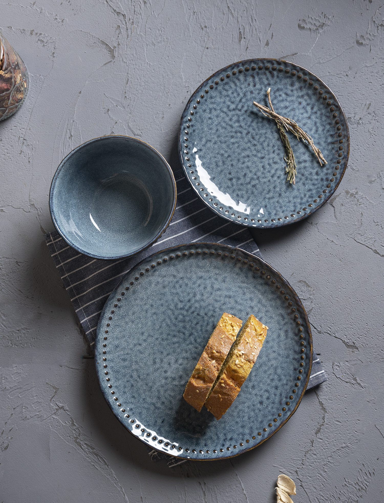 CHANGSHA HAPPY GO Hammered Reactive Glaze Stoneware Dinnerware Set | Rustic Textured Ceramic Plates, Bowls & Mugs for Home, Café & Gift|happygodinnerware.com