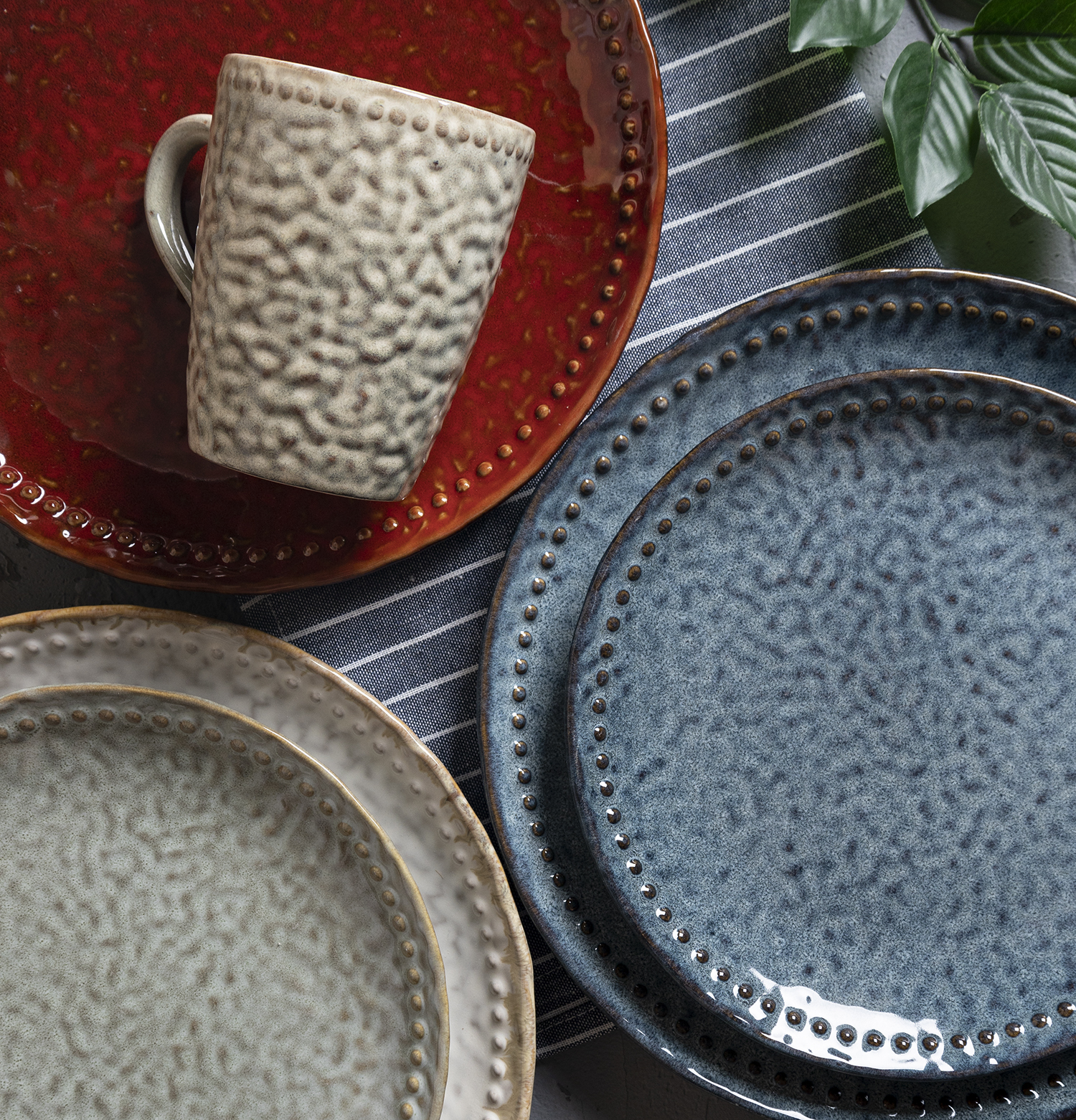 CHANGSHA HAPPY GO Hammered Reactive Glaze Stoneware Dinnerware Set | Rustic Textured Ceramic Plates, Bowls & Mugs for Home, Café & Gift|happygodinnerware.com