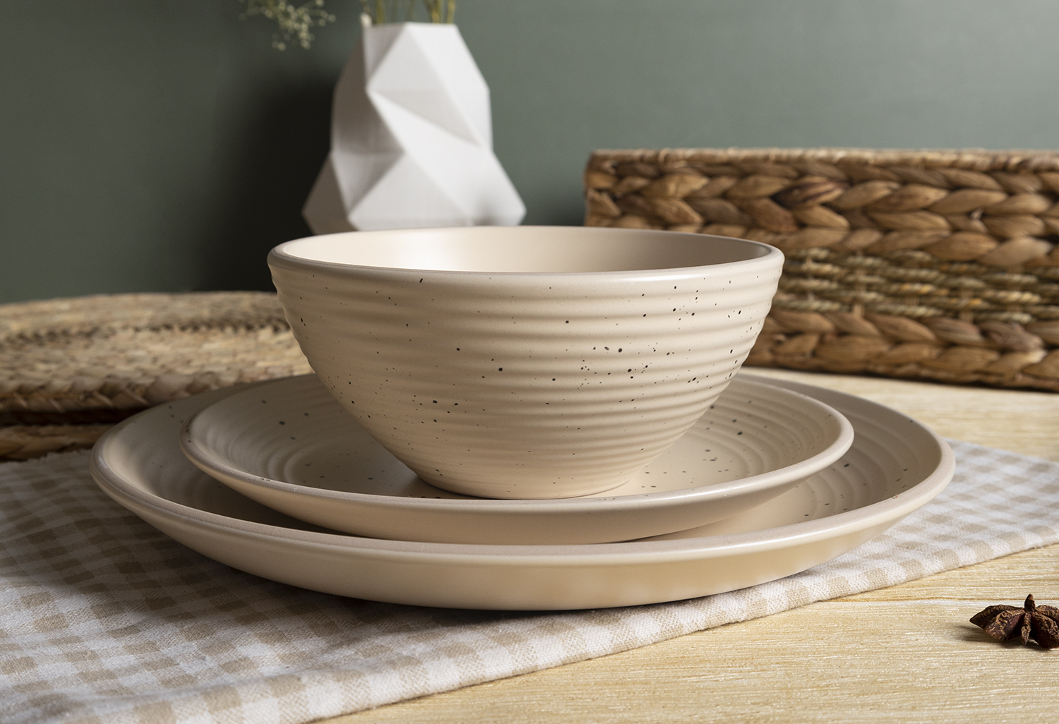 CHANGSHA HAPPY GO Spiral Pattern with Speckled and Rimmed Edge Ceramic Set | happygodinnerware.com