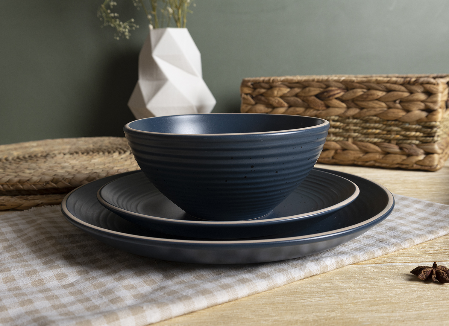 CHANGSHA HAPPY GO Spiral Pattern with Speckled and Rimmed Edge Ceramic Set | happygodinnerware.com