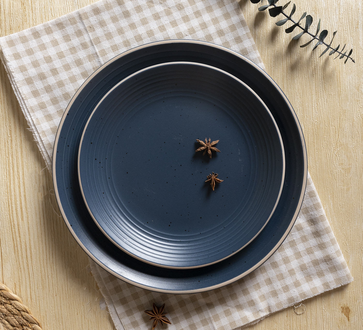 CHANGSHA HAPPY GO Spiral Pattern with Speckled and Rimmed Edge Ceramic Set | happygodinnerware.com