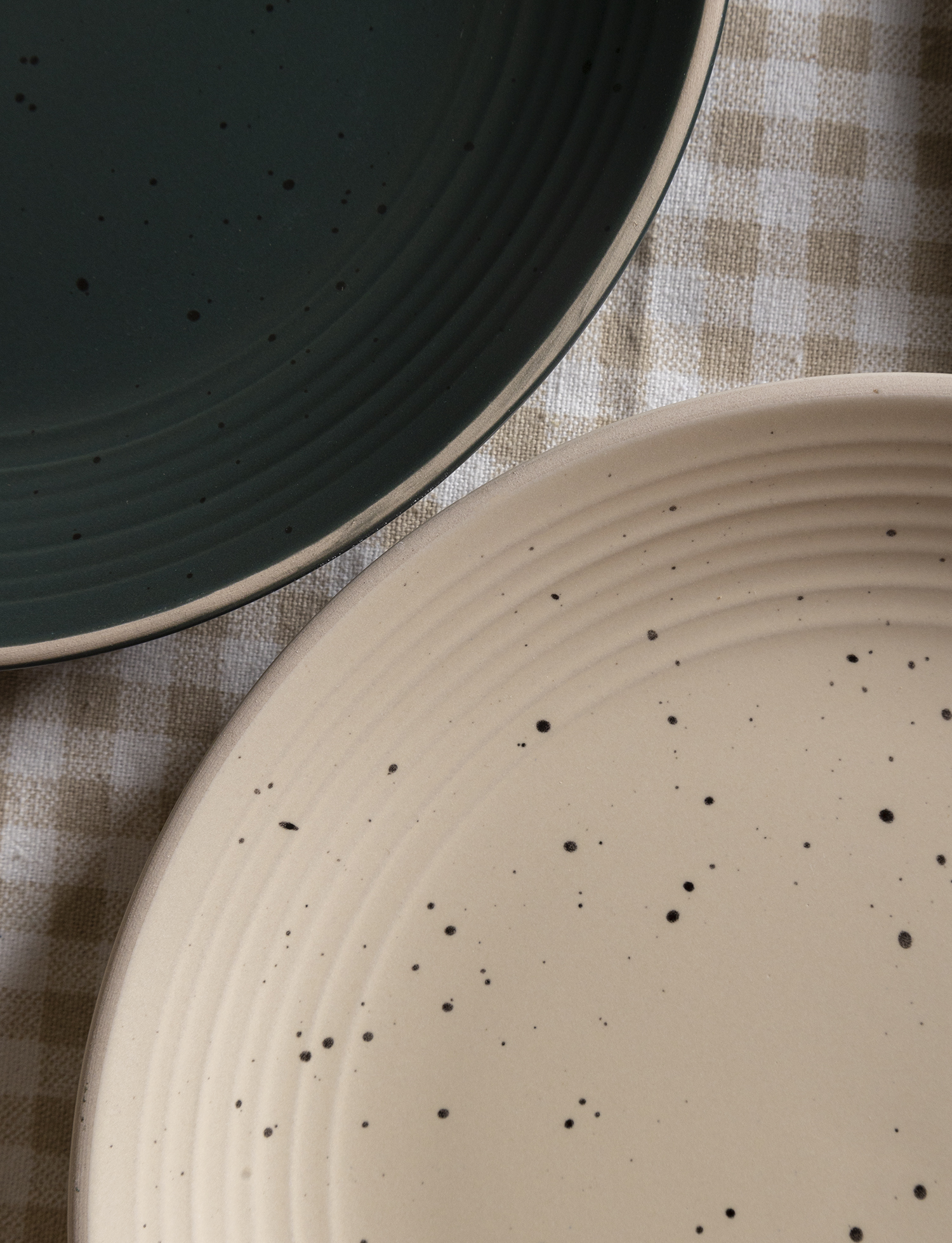 CHANGSHA HAPPY GO Spiral Pattern with Speckled and Rimmed Edge Ceramic Set | happygodinnerware.com