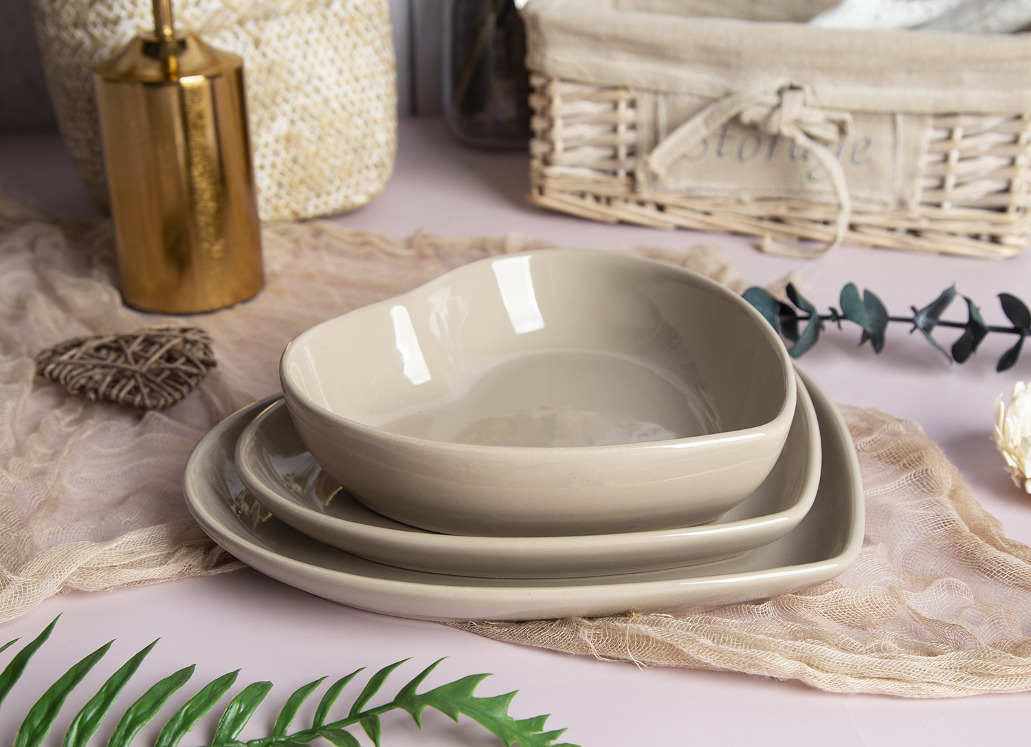 CHANGSHA HAPPY GO Hearthside Heart Embossed-Relief Reactive-Glaze Stoneware Platter | Valentine Scarlet & Ivory |Dopamine Series Ceramics|happygodinnerware.com