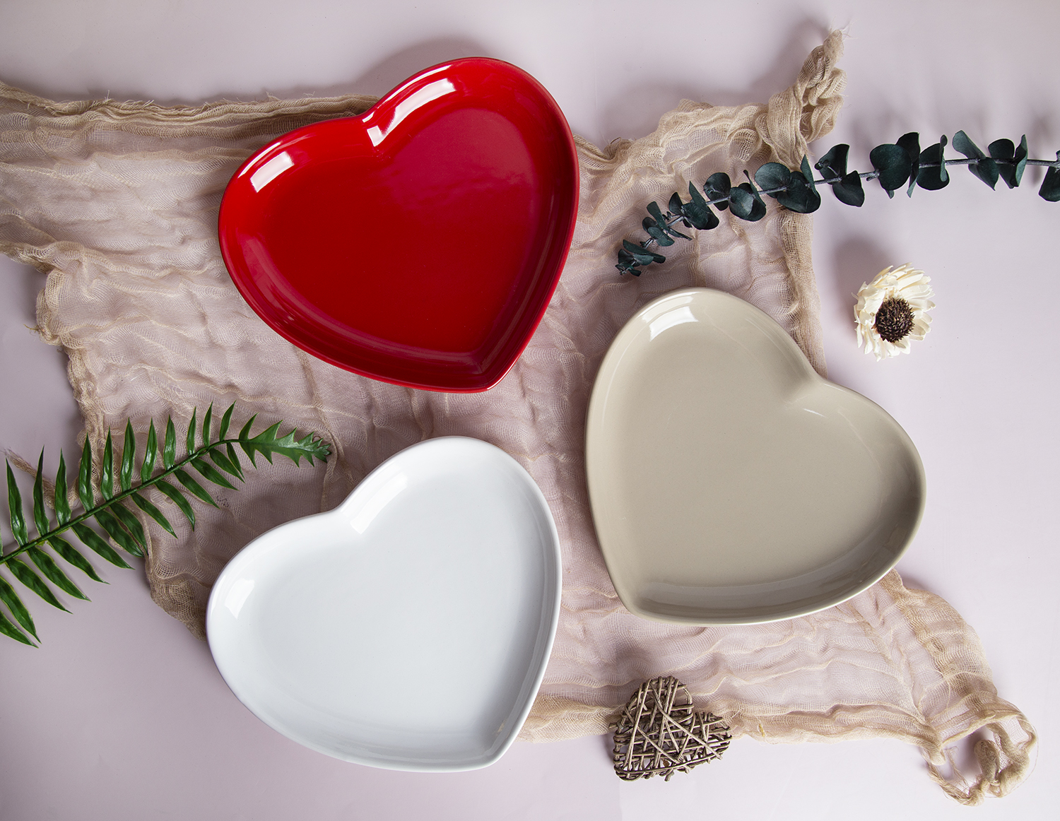 CHANGSHA HAPPY GO Hearthside Heart Embossed-Relief Reactive-Glaze Stoneware Platter | Valentine Scarlet & Ivory |Dopamine Series Ceramics|happygodinnerware.com