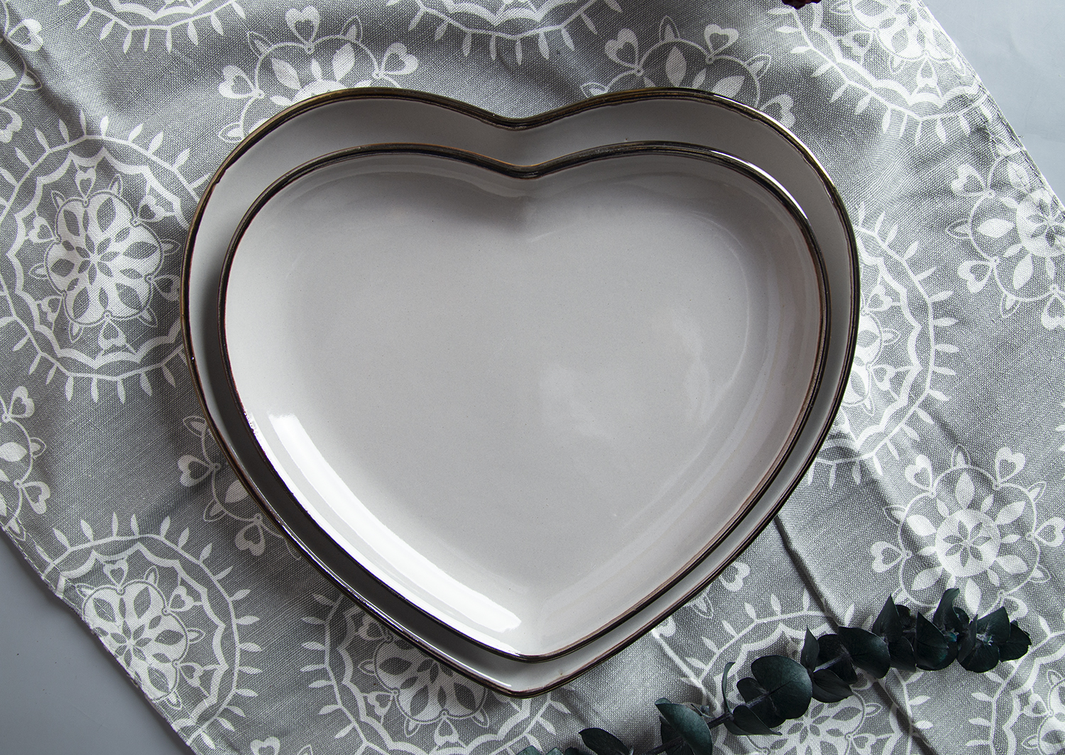CHANGSHA HAPPY GO Blossom Embrace Contoured Embossed Reactive-Glaze Stoneware Heart Plate | Petal Pink & Ivory |Dopamine Series Ceramics|happygodinnerware.com