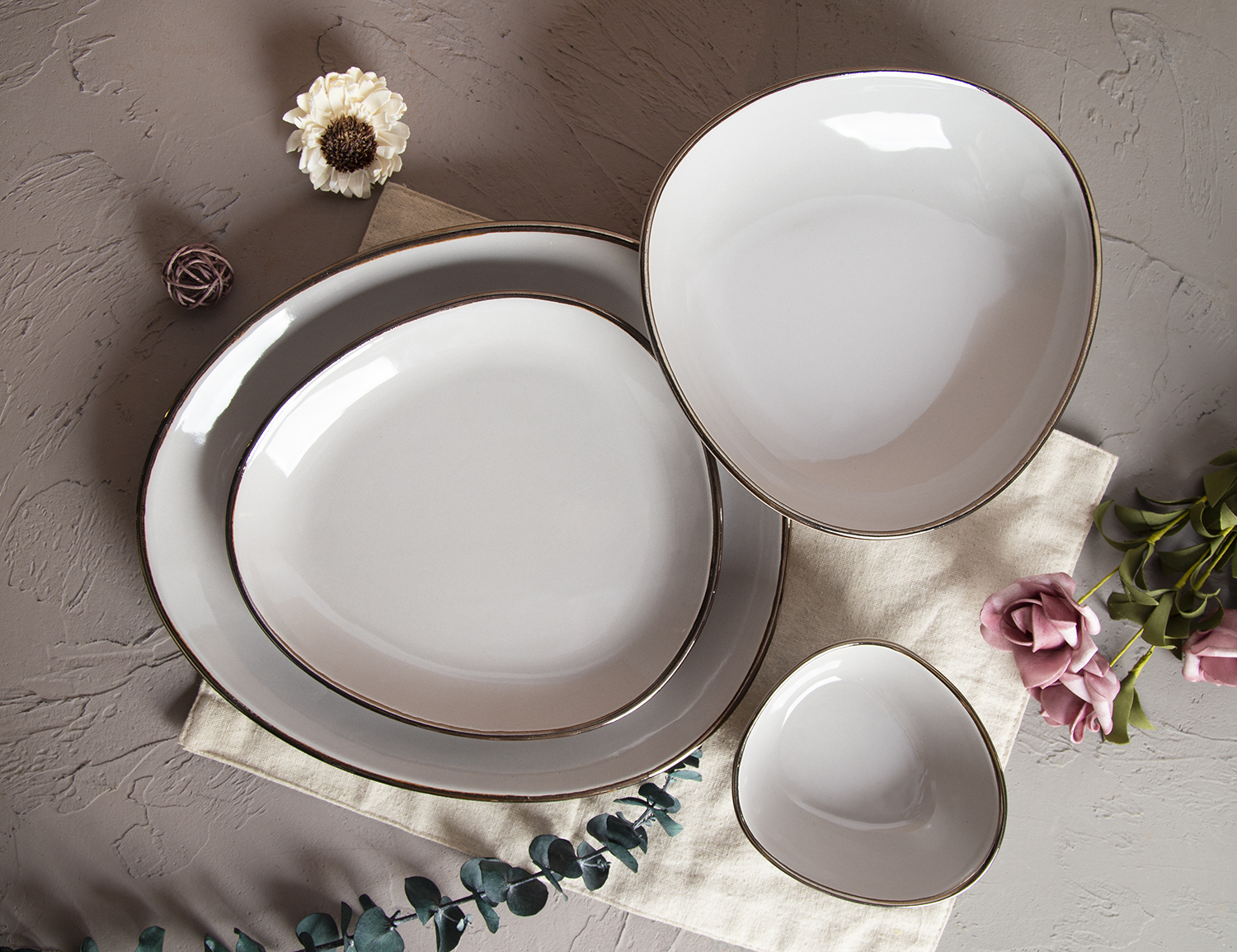 CHANGSHA HAPPY GO Blossom Embrace Contoured Embossed Reactive-Glaze Stoneware Heart Plate | Petal Pink & Ivory |Dopamine Series Ceramics|happygodinnerware.com