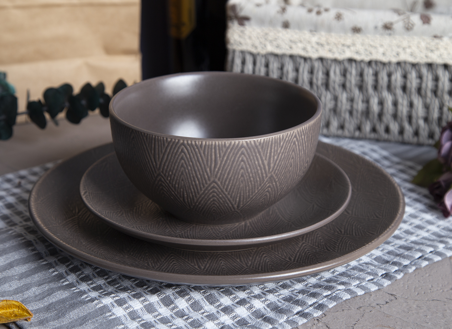 CHANGSHA HAPPY GO  Matte Black and Earthy Brown Embossed Stoneware Tableware with Natural Engraved Design |happygodinnerware.com