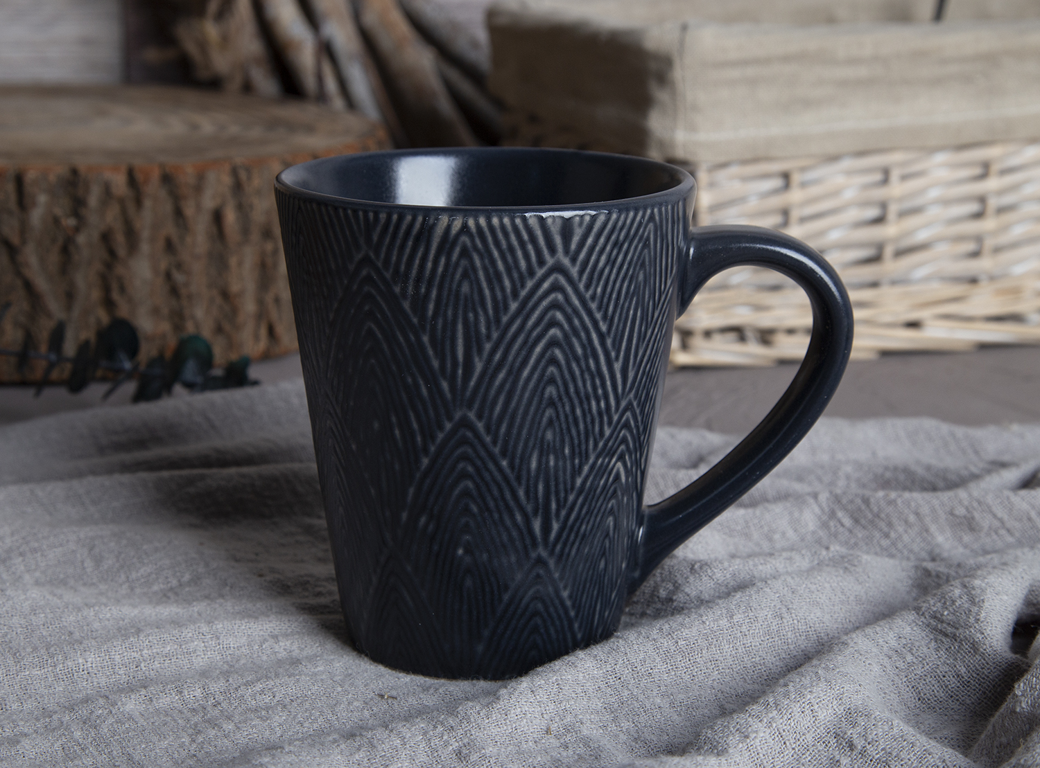 CHANGSHA HAPPY GO  Matte Black and Earthy Brown Embossed Stoneware Tableware with Natural Engraved Design |happygodinnerware.com
