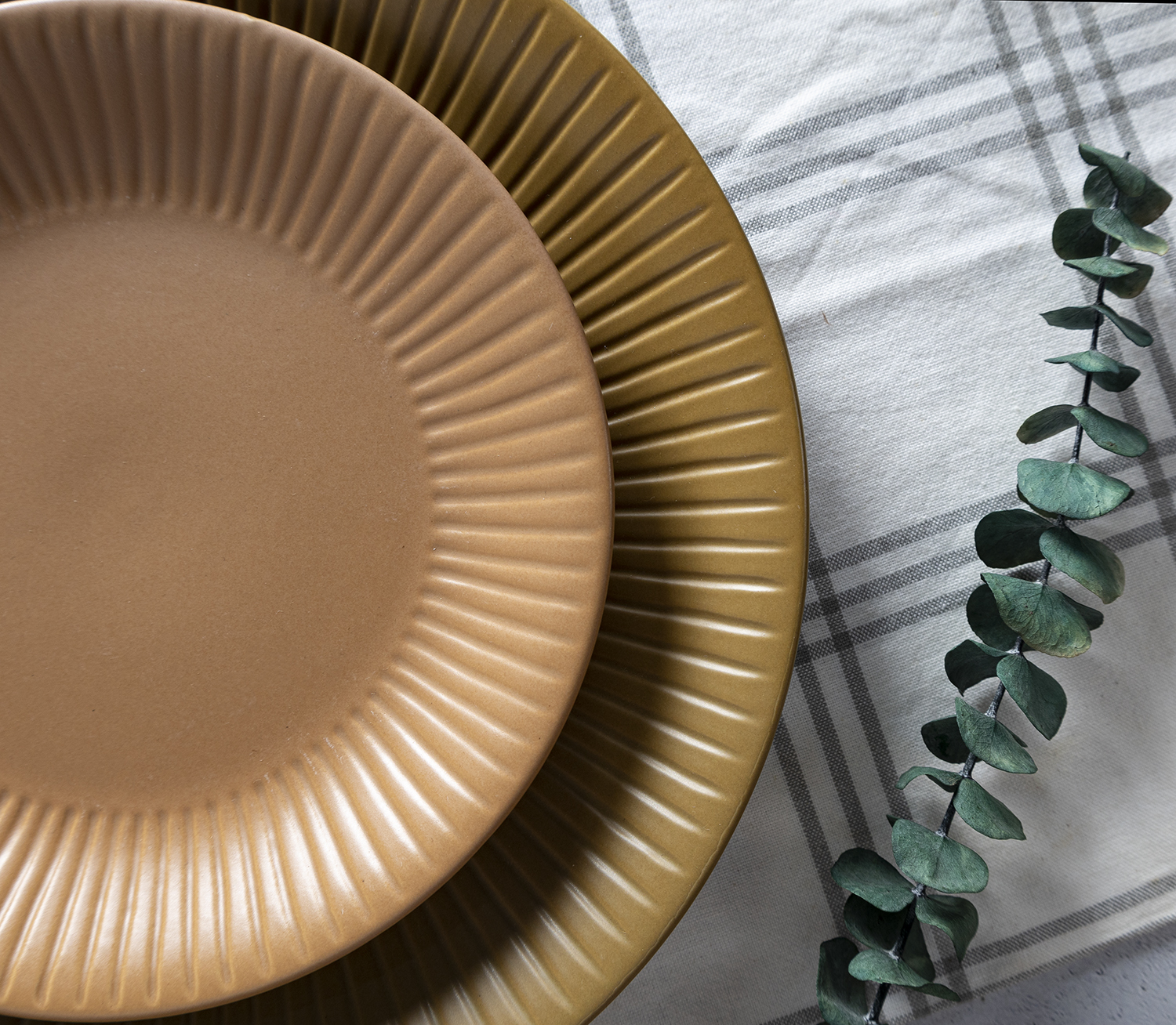 CHANGSHA HAPPY GO  Matte Embossed Stoneware Dinnerware Set – Vertical Ribbed Texture with Neutral Earth-Tone Glaze for Modern Table Styling |happygodinnerware.com