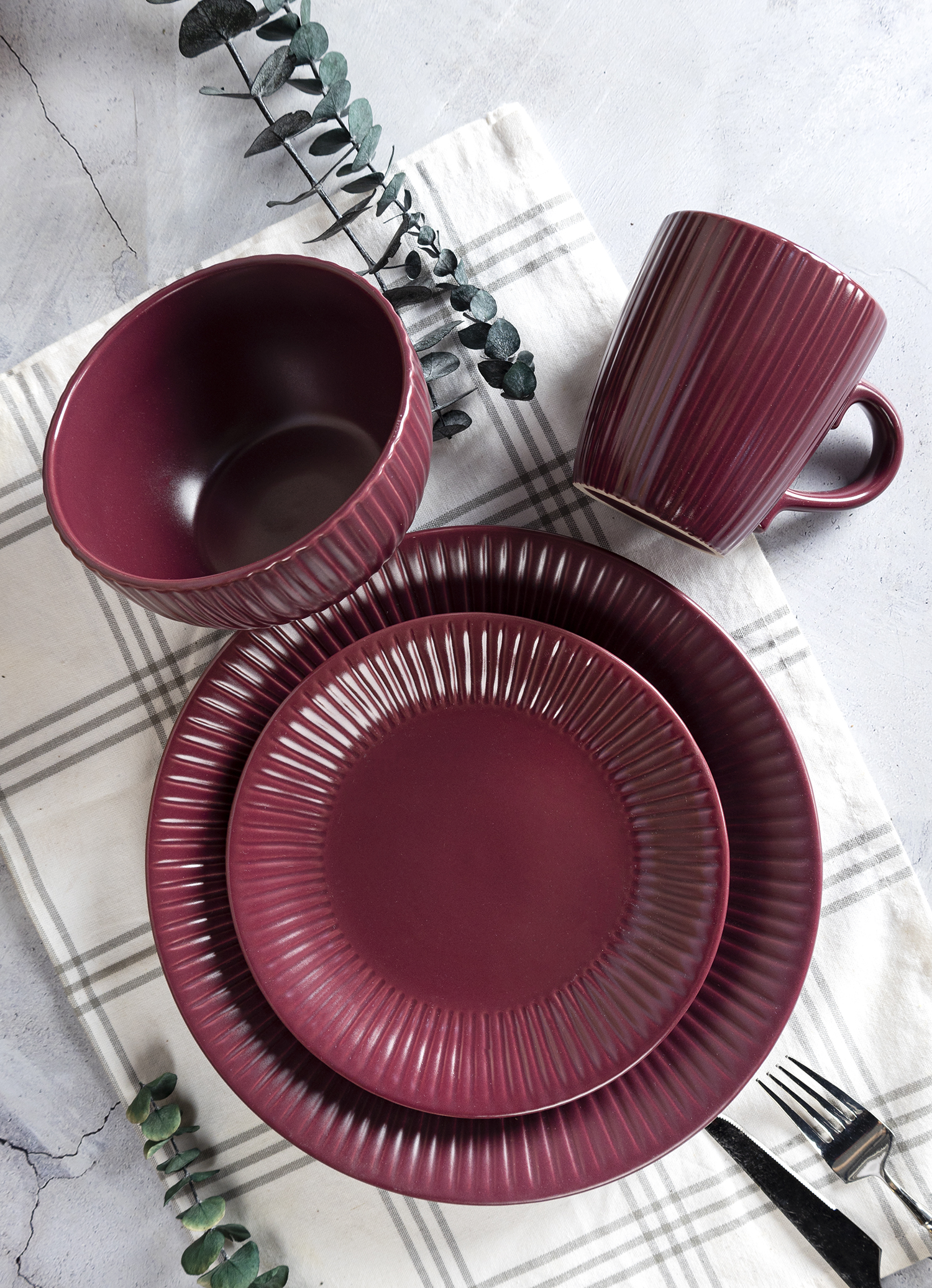 CHANGSHA HAPPY GO  Matte Embossed Stoneware Dinnerware Set – Vertical Ribbed Texture with Neutral Earth-Tone Glaze for Modern Table Styling |happygodinnerware.com