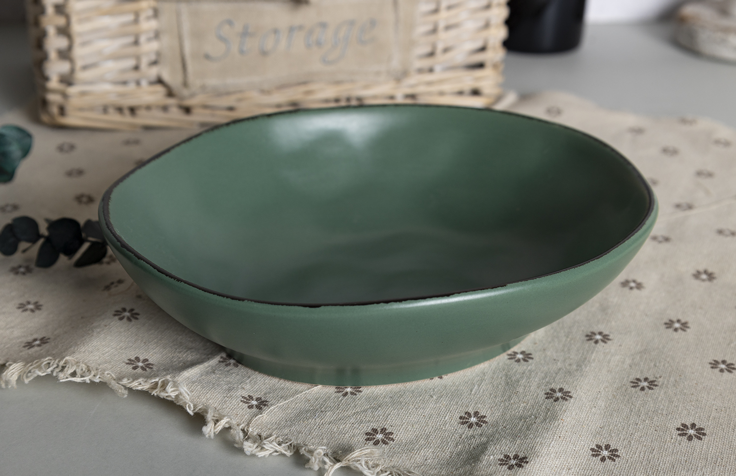 CHANGSHA HAPPY GO Handcrafted Matte Green Stoneware Dinnerware Set – Rustic Organic Shape with Natural Edge Design |Dopamine Series Ceramics|happygodinnerware.com
