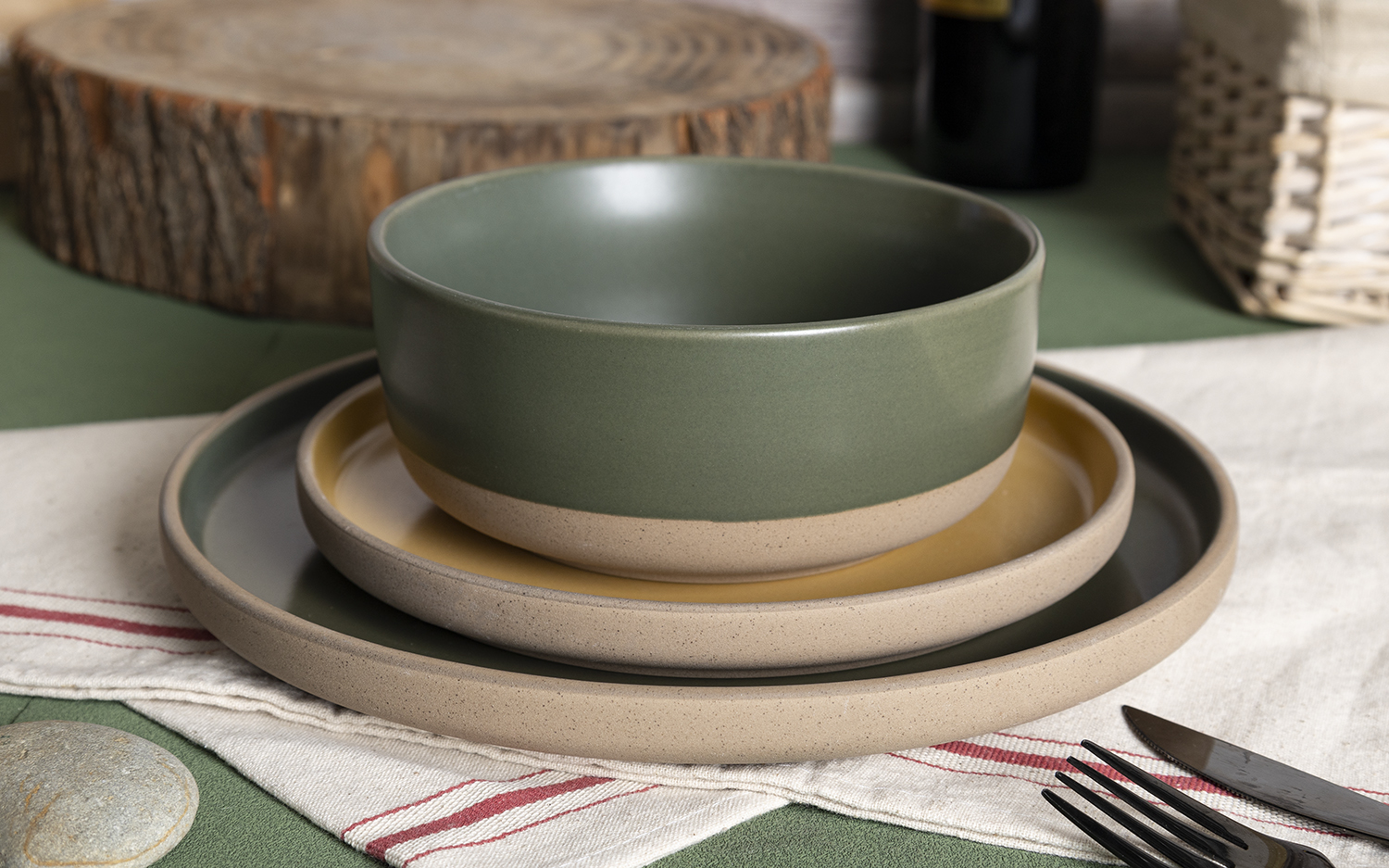 CHANGSHA HAPPY GO Modern Matte Color Glazed Stoneware Dinnerware Set – Minimalist Design with Natural Unglazed Bottom |happygodinnerware.com